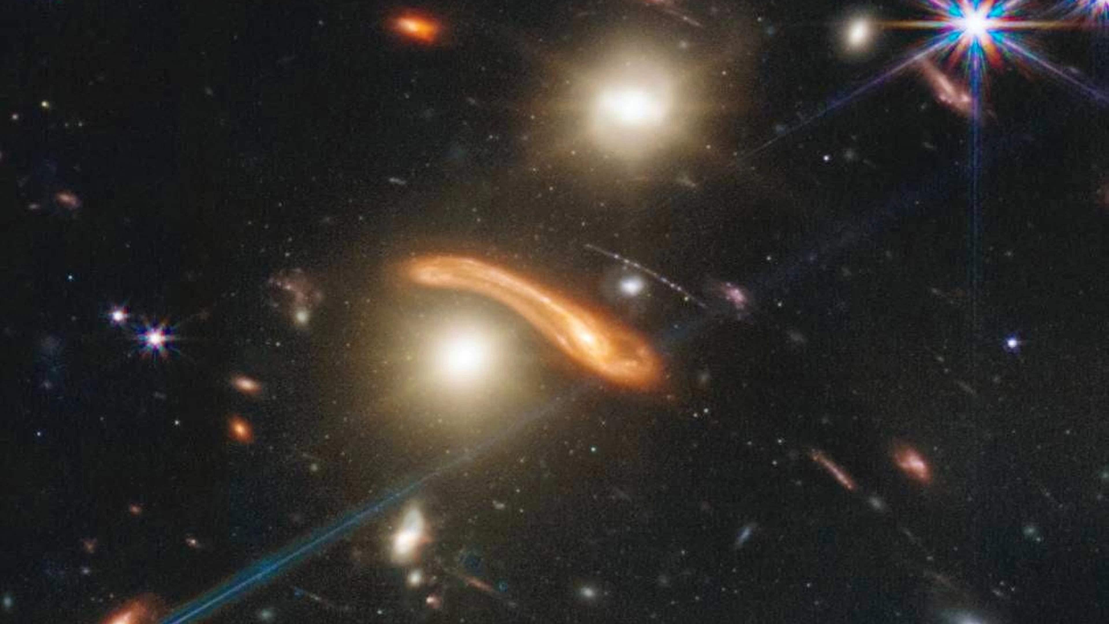 <strong>Hier ist das Objekt «verzogen». Warum? </strong>Adrian Glauser: «Der Punkt mit dem diffusen Licht ist ein ganzer Galaxiehaufen. Wenn es nur eine Galaxie wäre, würde das nicht ausreichen, um so einen Gravitationseffekt zu erzielen.»
