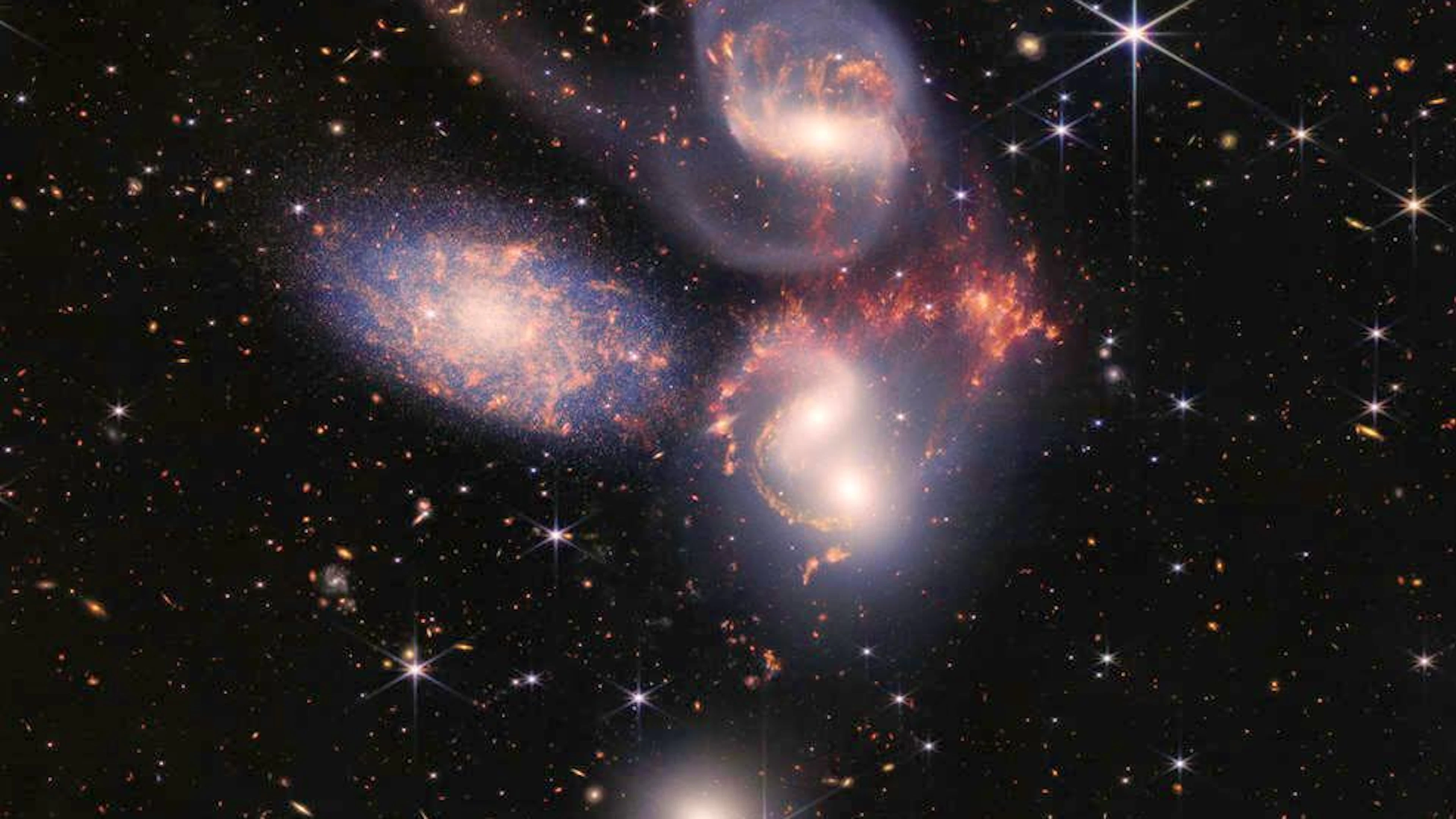 Fünf Galaxien in einem Bild: Stephans Quintett. Eine hat sich hereingeschmuggelt, während die anderen vier per Gravitation aneinander gebunden sind.