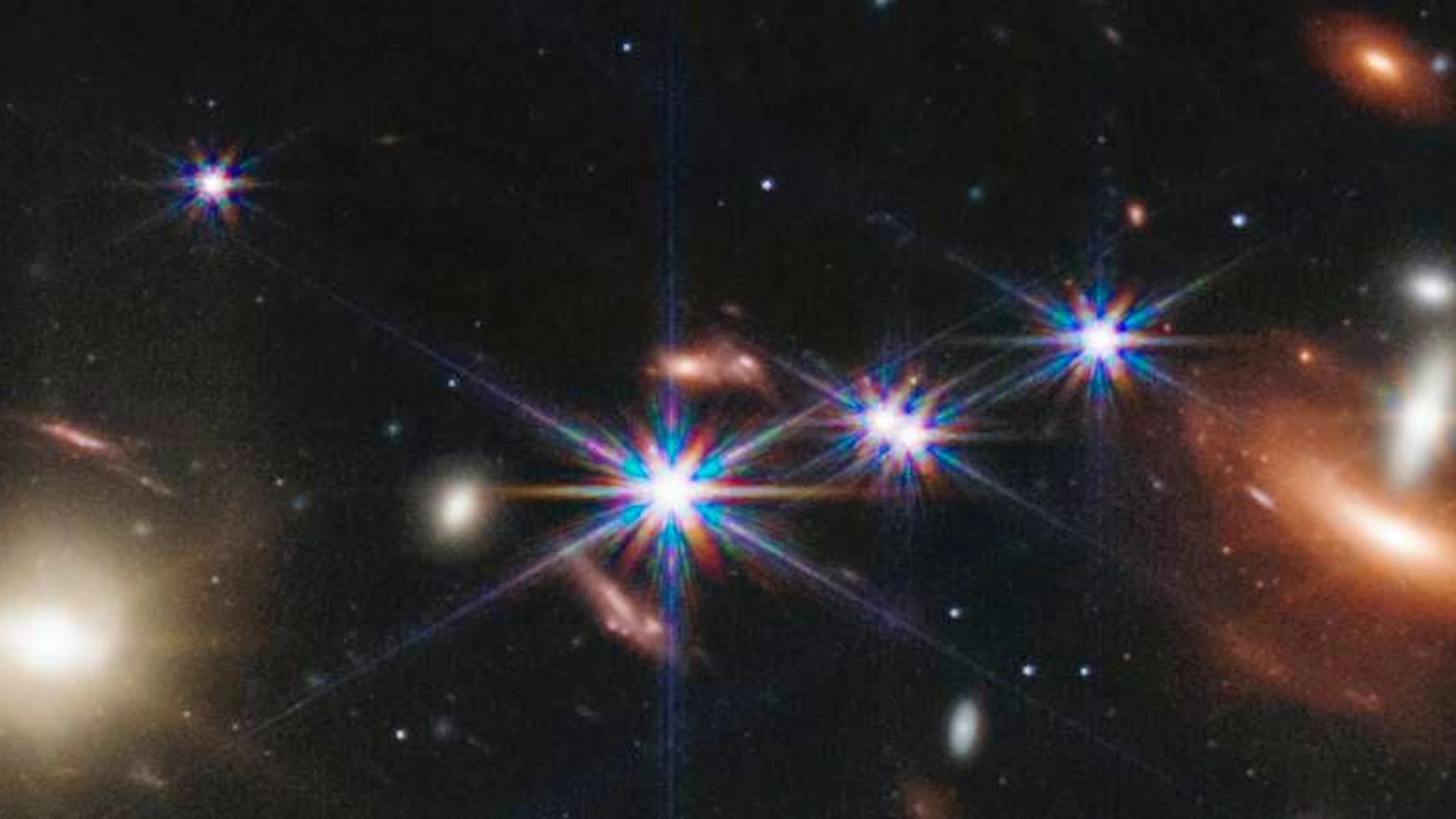 ... waren die Galaxien wahrscheinlich sehr unregelmässig. Erst dadurch, dass sie sich immer wieder miteinander vermengt und eine Dynamik durchlebt haben, wurden sie zu dem, was wir von der Milchstrasse kennen. Genau diese Thesen kann man mit James Webb nun angehen, um sie zu überprüfen.»