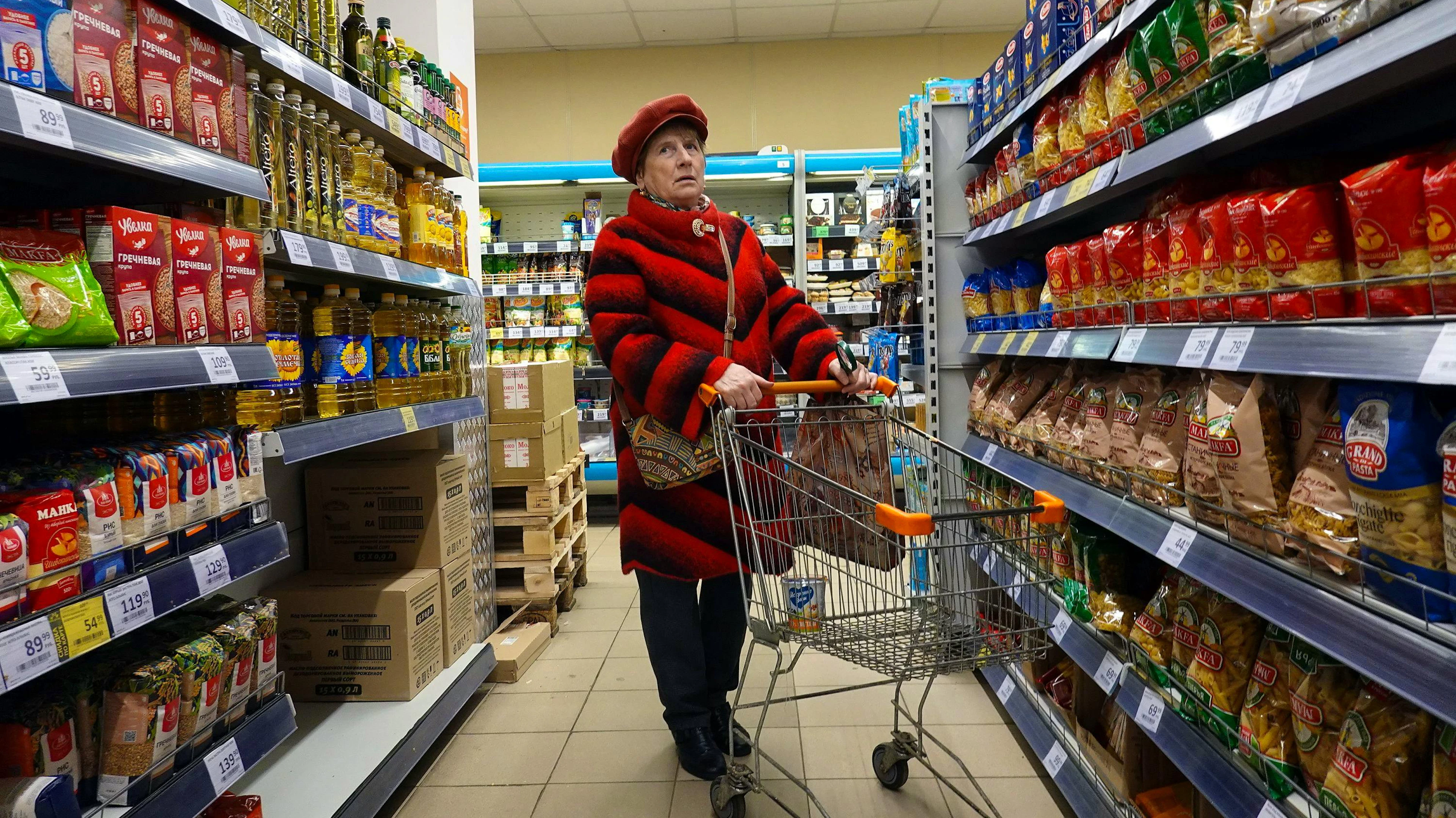 Kundin Mitte Mai im russischen Supermarkt: Die Lebenshaltungskosten steigen.