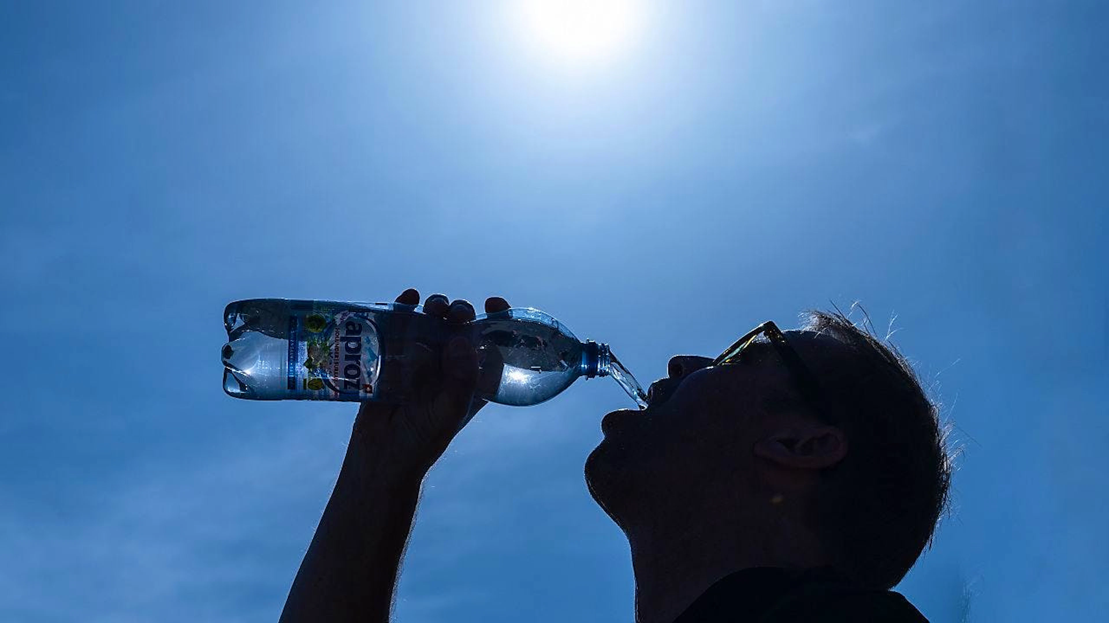 Bei Glacé und allen kalten Getränken muss der Körper diese auf Körpertemperatur bringen. Er heizt auf, wir schwitzen mehr und verlieren so wichtige Mineralstoffe und auch Wasser.