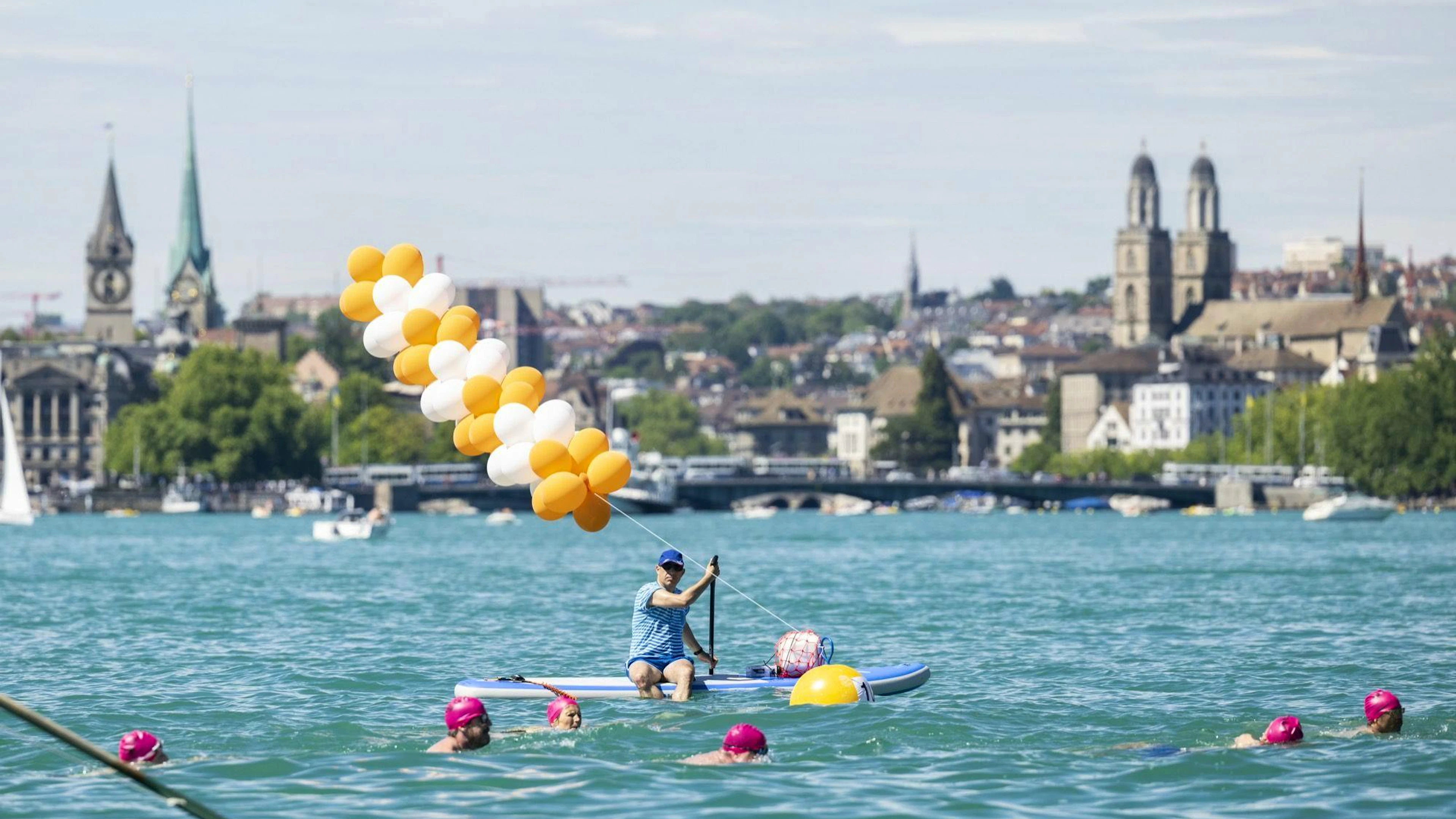 Idyllische Kulisse und ein Retter ist für Notfälle auch bereit bei der&nbsp;Stadtzürcher Seeüberquerung 2022.
