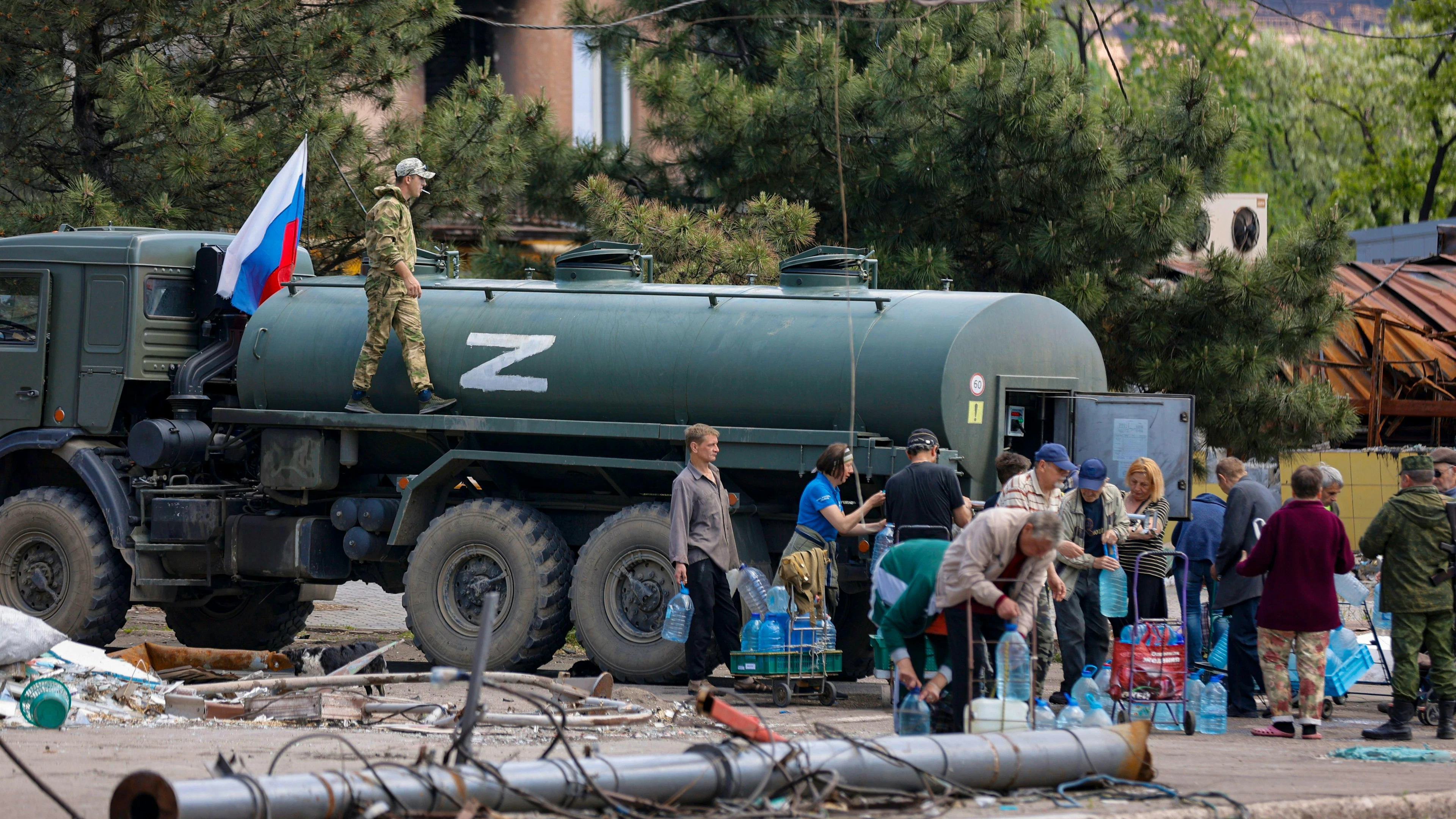 Zivilisten stehen am 27. Mai in Mariupol für Wasser an.