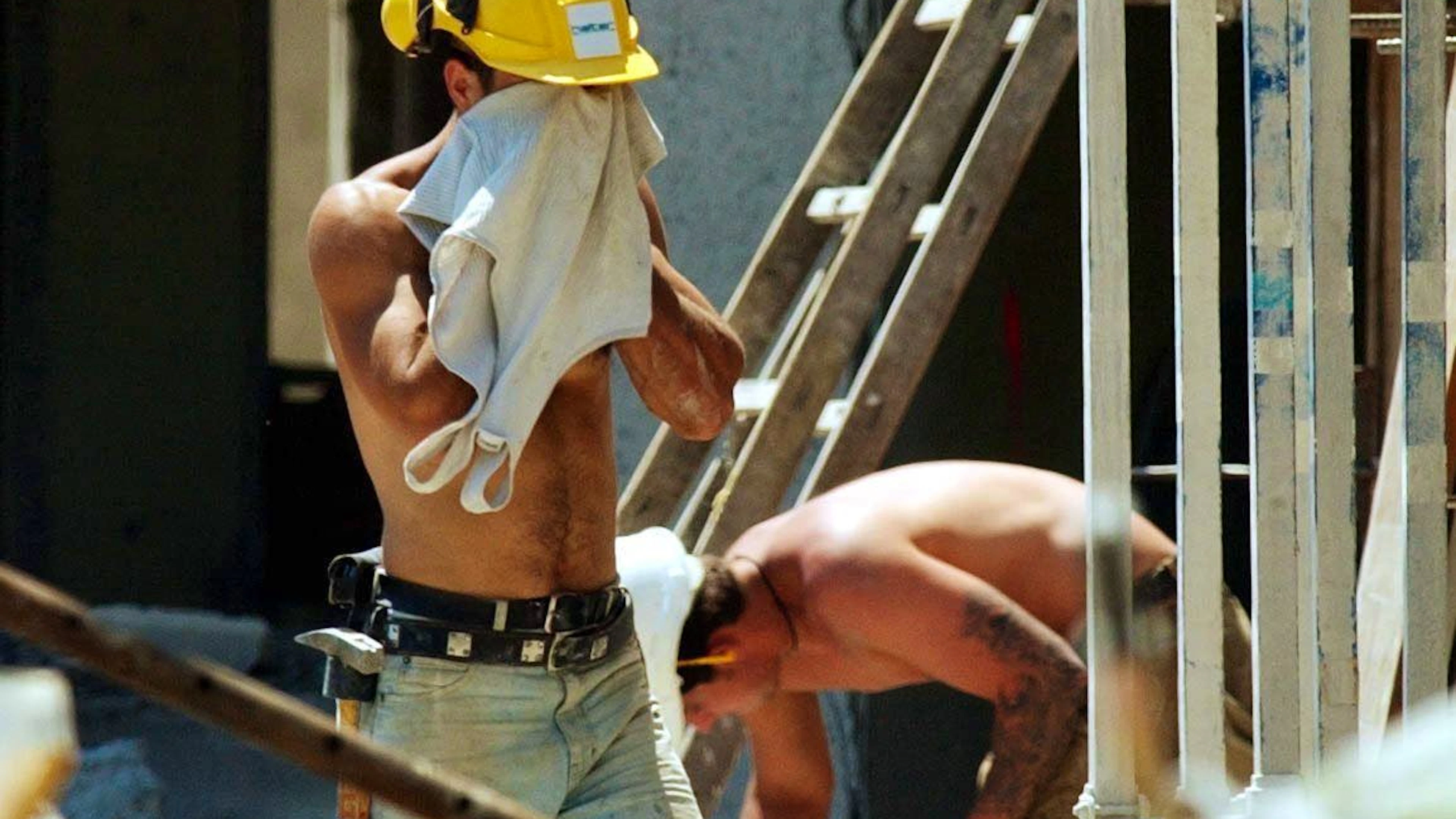Wer im Freien arbeitet, wie beispielsweise auf dem Bau, ist der Hitze und Sonne besonders ausgesetzt.