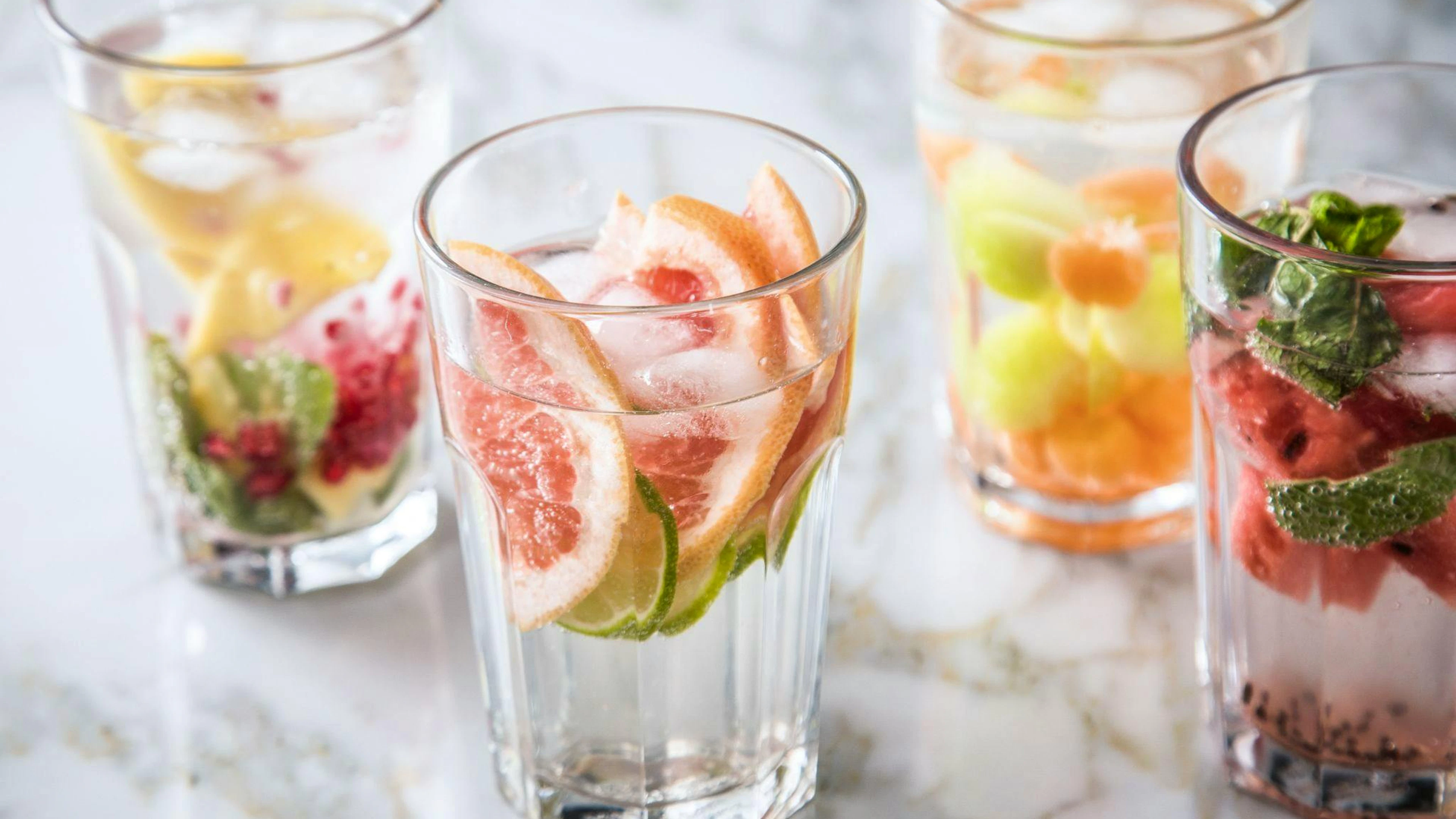Am besten ist Wasser. Wer ohne Geschmack nicht kann, macht es sich mit ein bisschen Fruchtsaft oder Fruchtschnitzen schmackhafter.