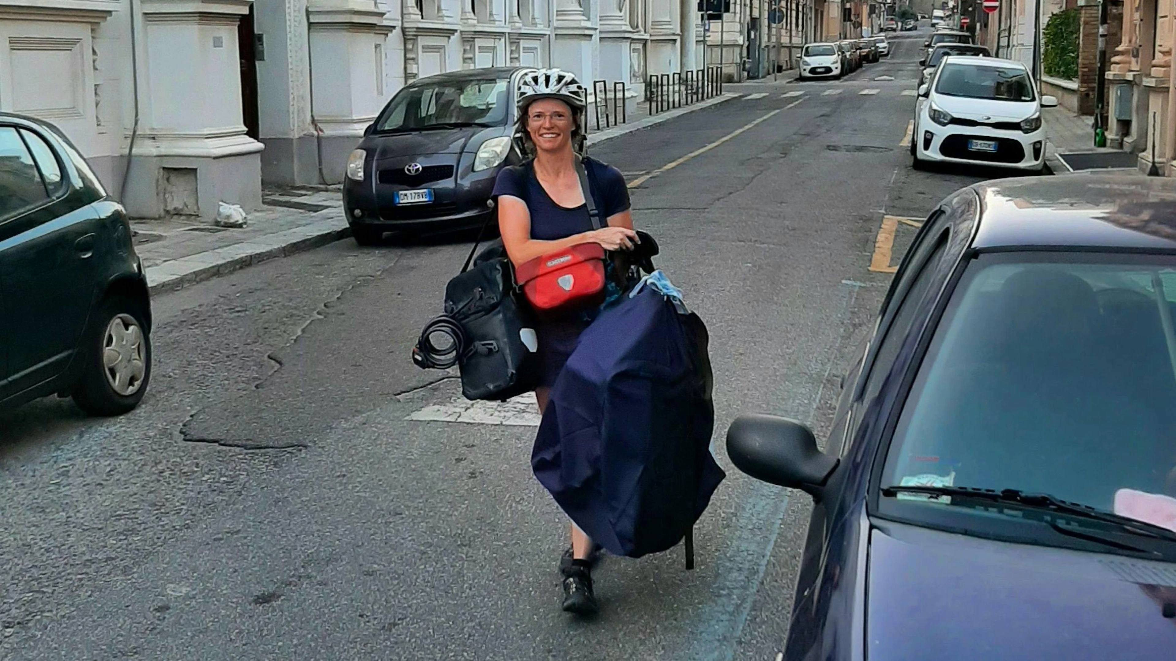 Laura pronta per la partenza verso una nuova meta con la sua bici ancora da "rimontare".