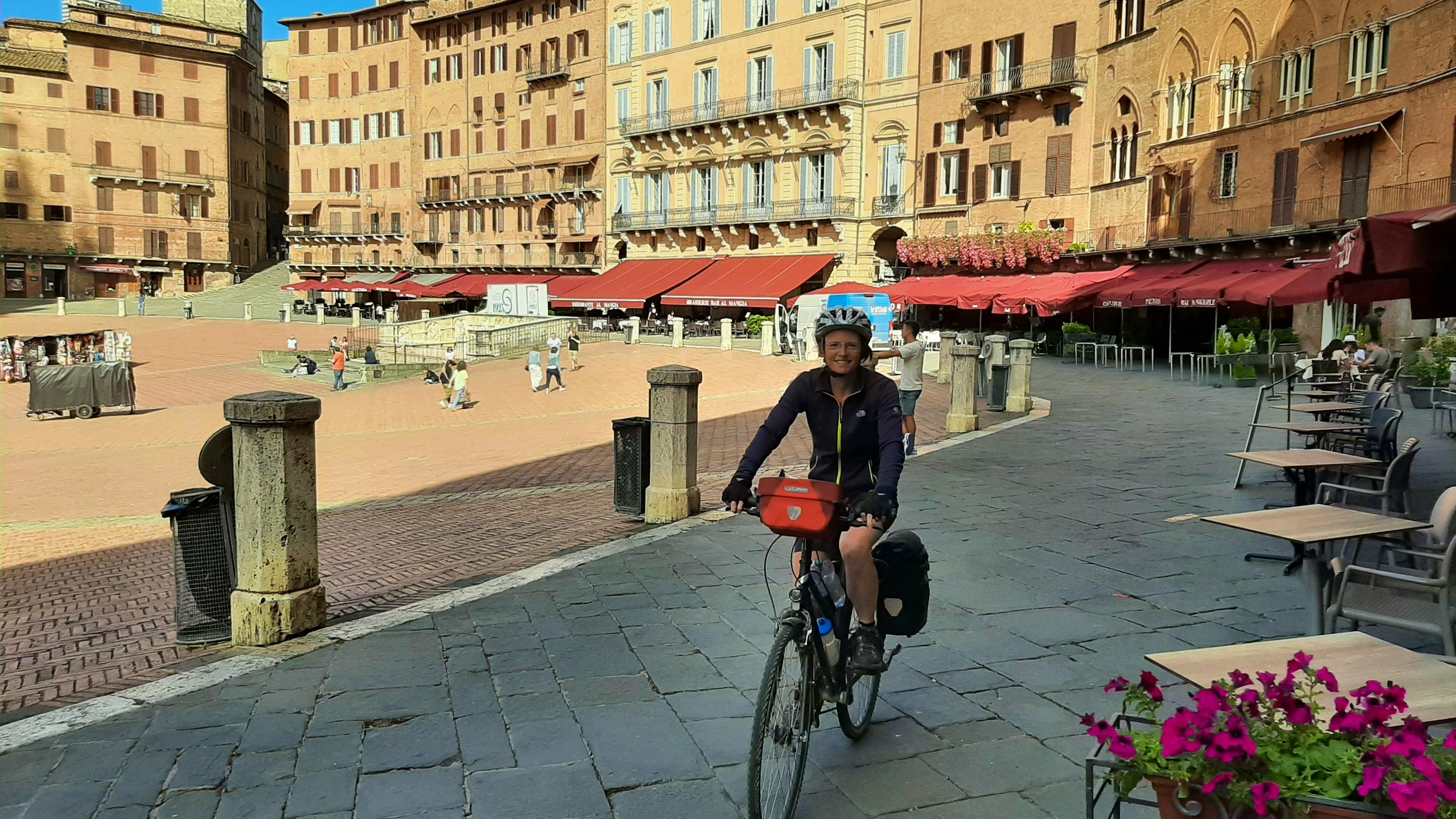 L'arrivo a Siena, una delle quattro tappe (assieme a Pavia, Roma e Napoli) a cui Laura e Franz non volevano rinunciare.
