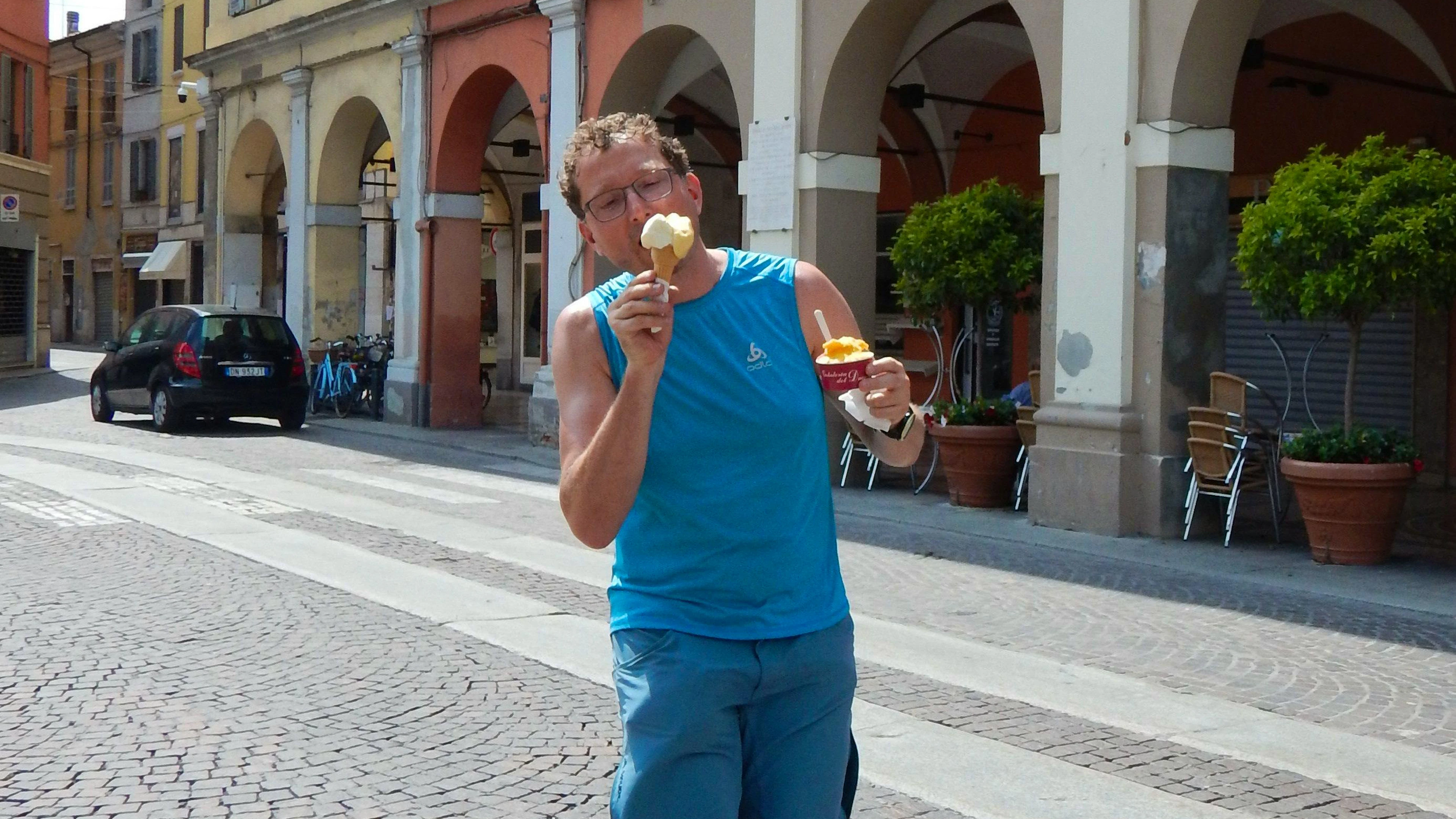 Varie le pausette  che la coppia ticinese si è concessa durante il viaggio: soprattutto per visitare i vari paesi, ma anche per gustarsi un gelato o una brioche.