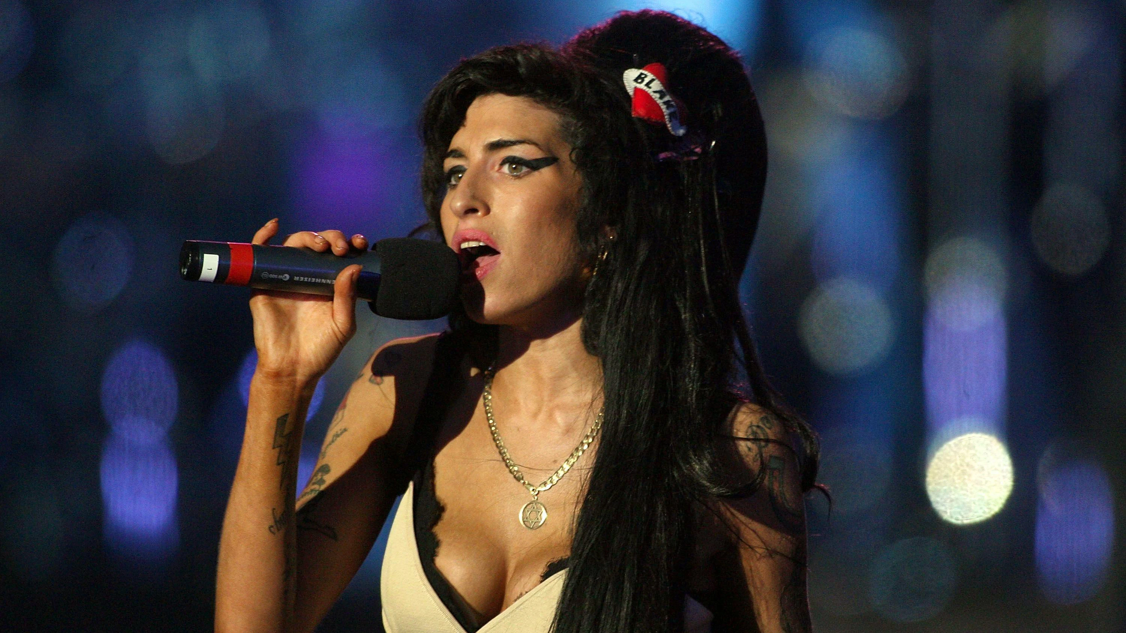 Amy Winehouse tritt im Hyde Park in London bei einer Feier zu Ehren von Nelson Mandela auf. Das war 2008, drei Jahre vor ihrem Tod.