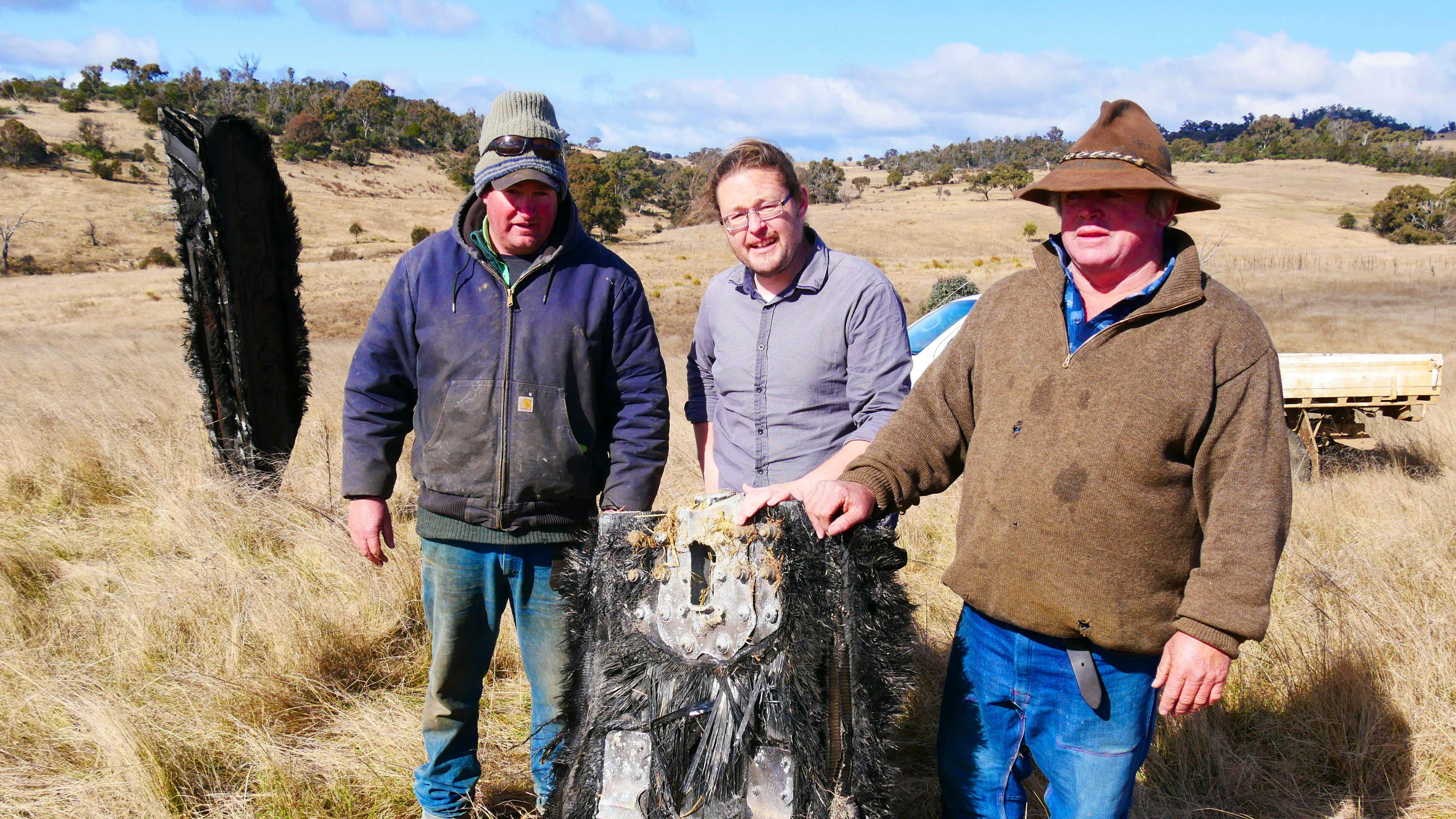 Die Schafbauern Jock Wallace (l.) und Mick Miners (r.) mit Astrophysiker Brad Tucker (m.) und dem SpaceX-Müll.