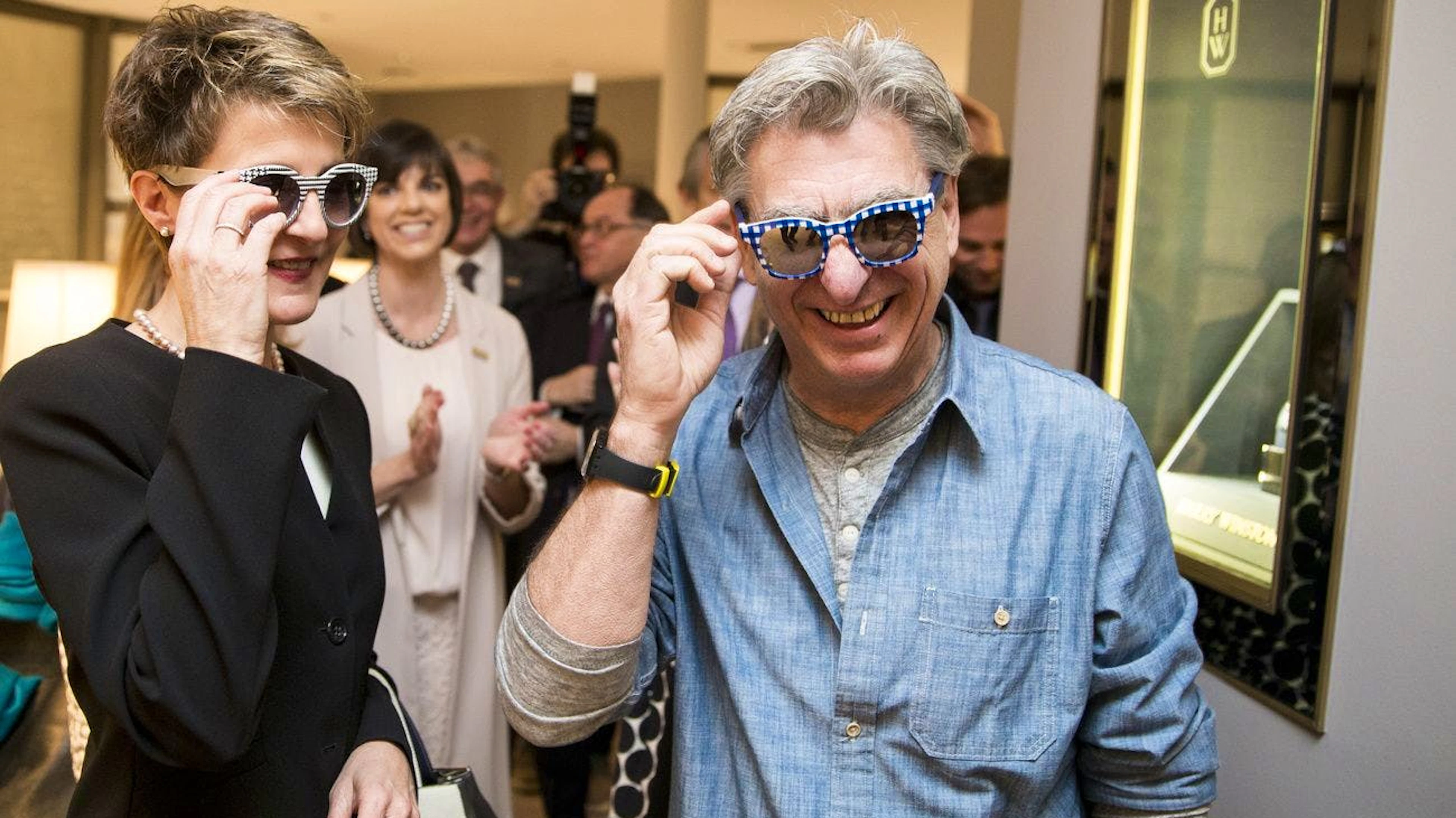 «Wenn ein Shirt unter dem Hemd, dann bitte ein richtiges Unterleibchen»: Jeroen van Rooijen über Nick Hayek, der hier neben Bundesrätin Simonetta Sommaruga steht.