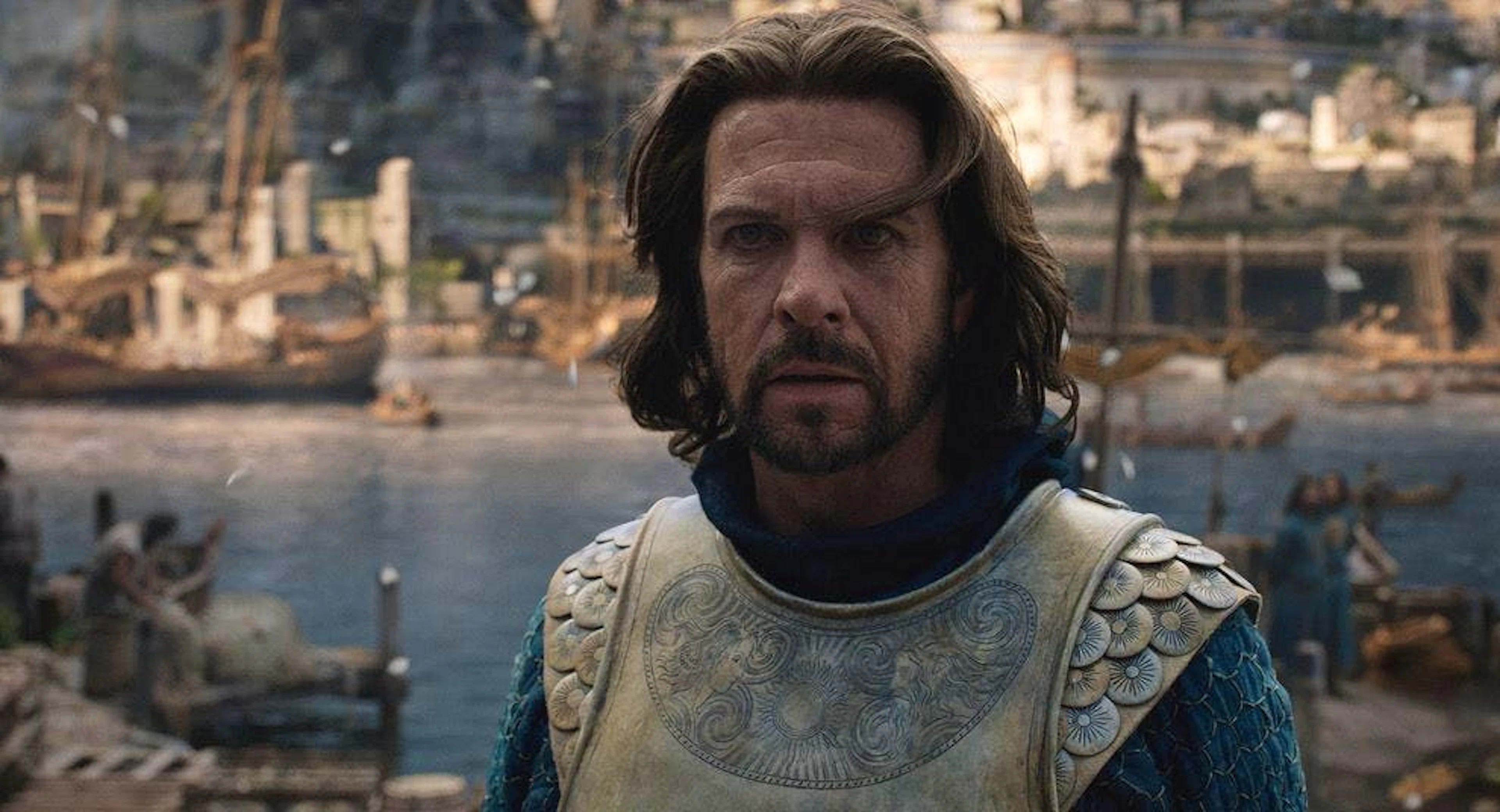 Lloyd Owen spielt Elendil, einen Vorfahren von Aragorn aus Peter Jacksons «Lord of the Rings»-Filmen. Elendils mächtiges Schwert Narsil wird später von Aragorn als wichtige Waffe neu gegossen. «In der Serie beginnt Elendils Geschichte als verwitweter See-Kapitän und Vater dreier Kinder», so der britische Schauspieler.