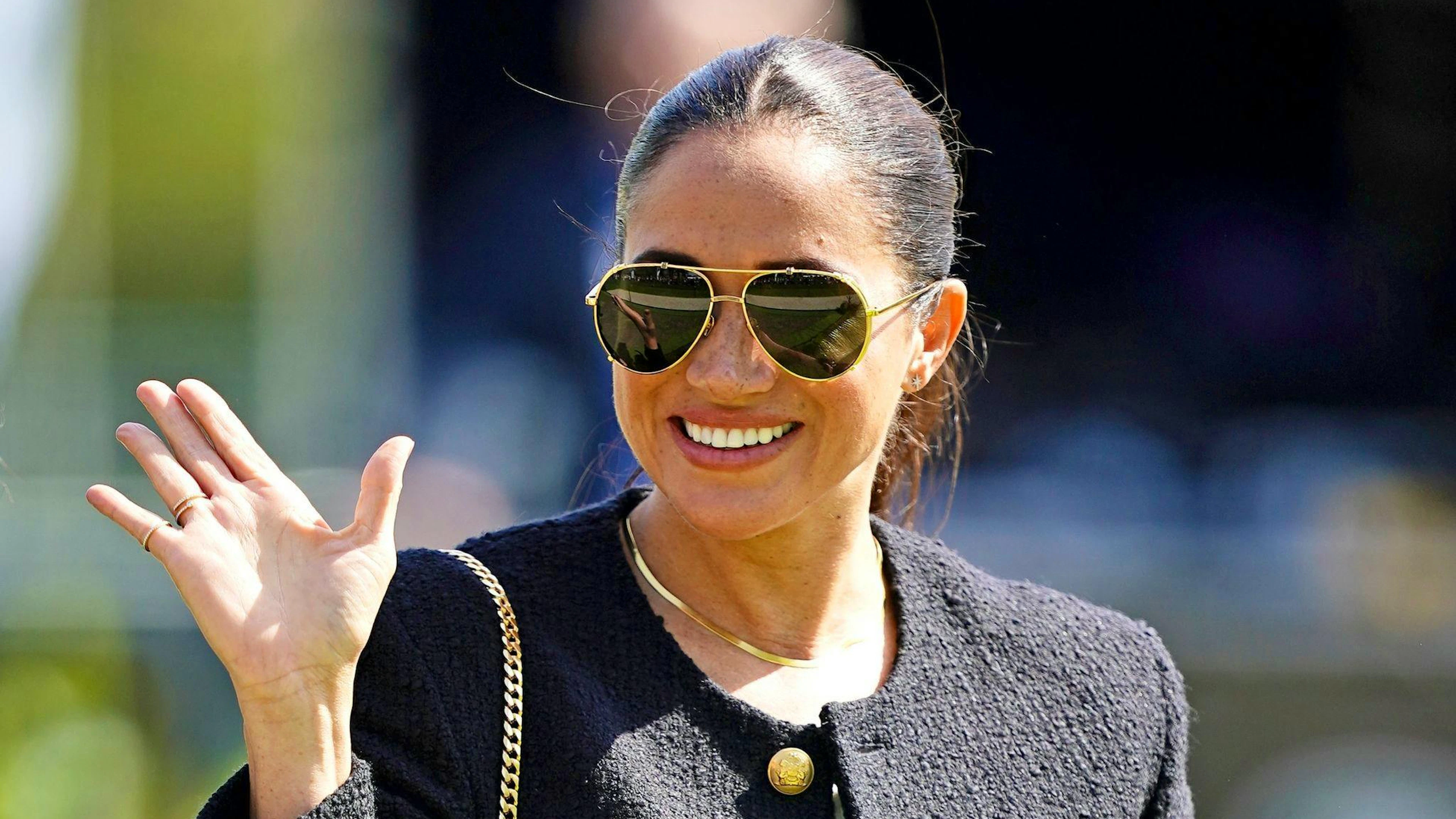 Über Herzogin Meghan sagt Schriftsteller Dean, er glaube ihr, dass sie als Amerikanerin mit einer gewissen Naivität an die ganze Sache herangegangen sei.