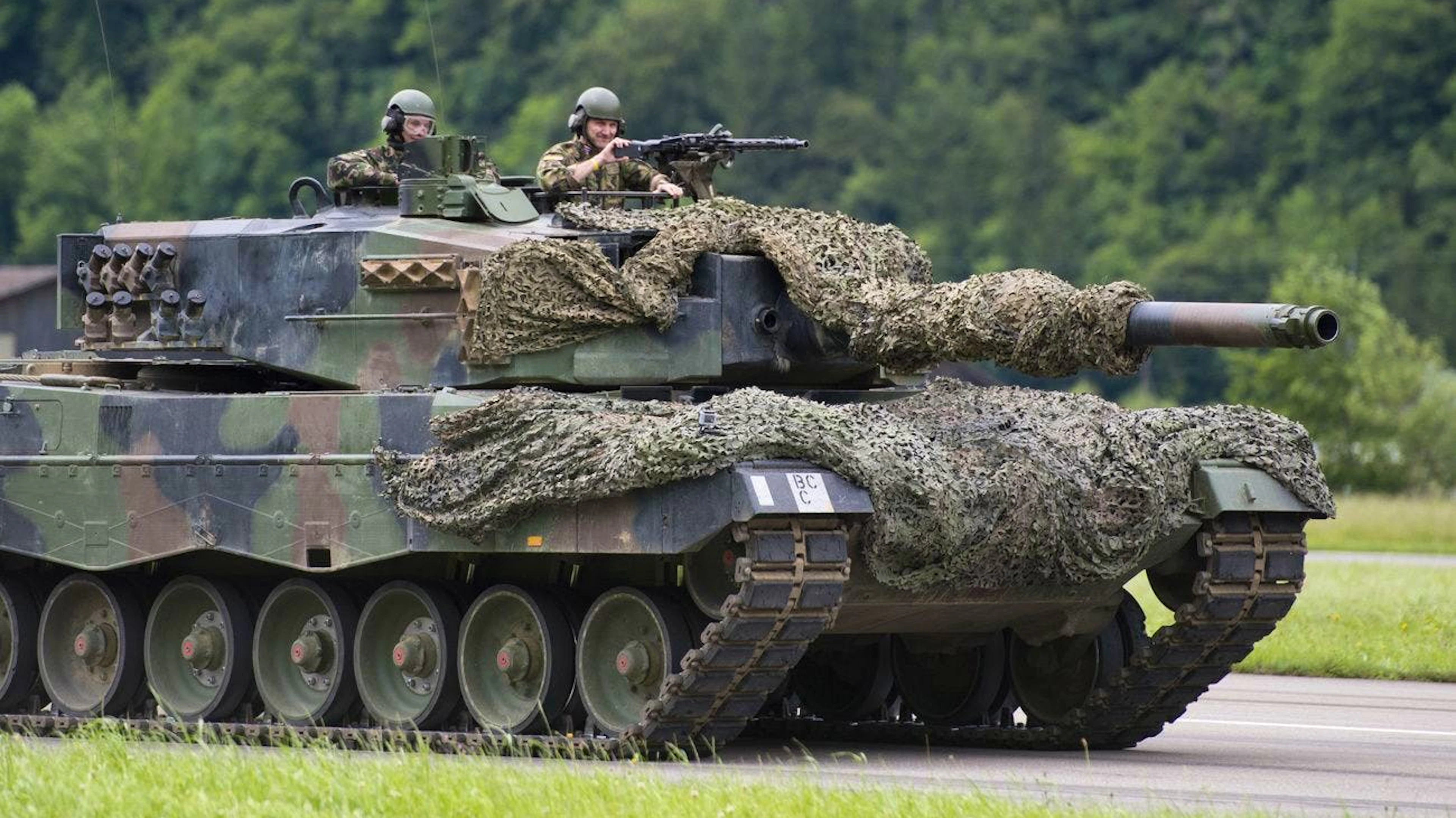 Auf dem Pausenplatz fuhr unter anderem ein Panzer vor. (Symbolbild)