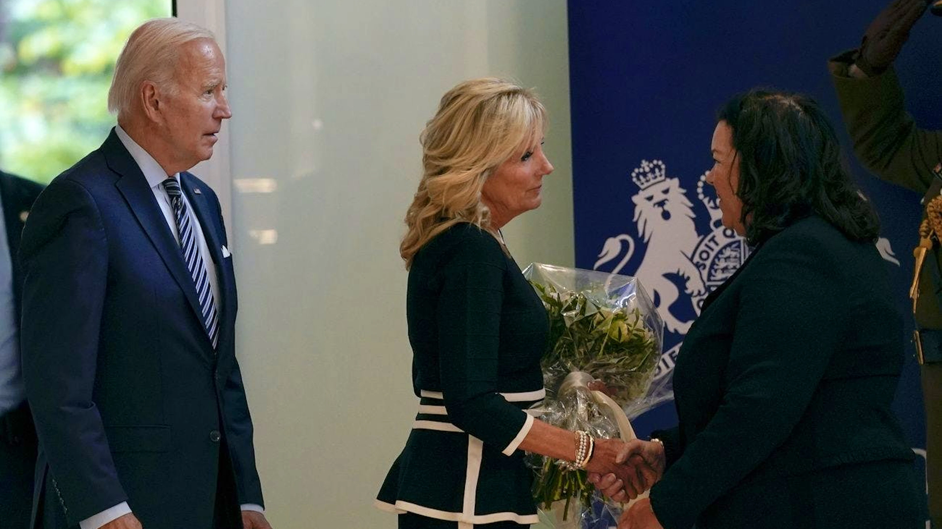 Washington fühlt mit: Das First Couple Jill und Joe Biden drücken der britischen Botschafterin Karen Pierce ihre Anteilnahme aus und hinterlassen eine Botschaft im Kondolenzbuch.&nbsp;