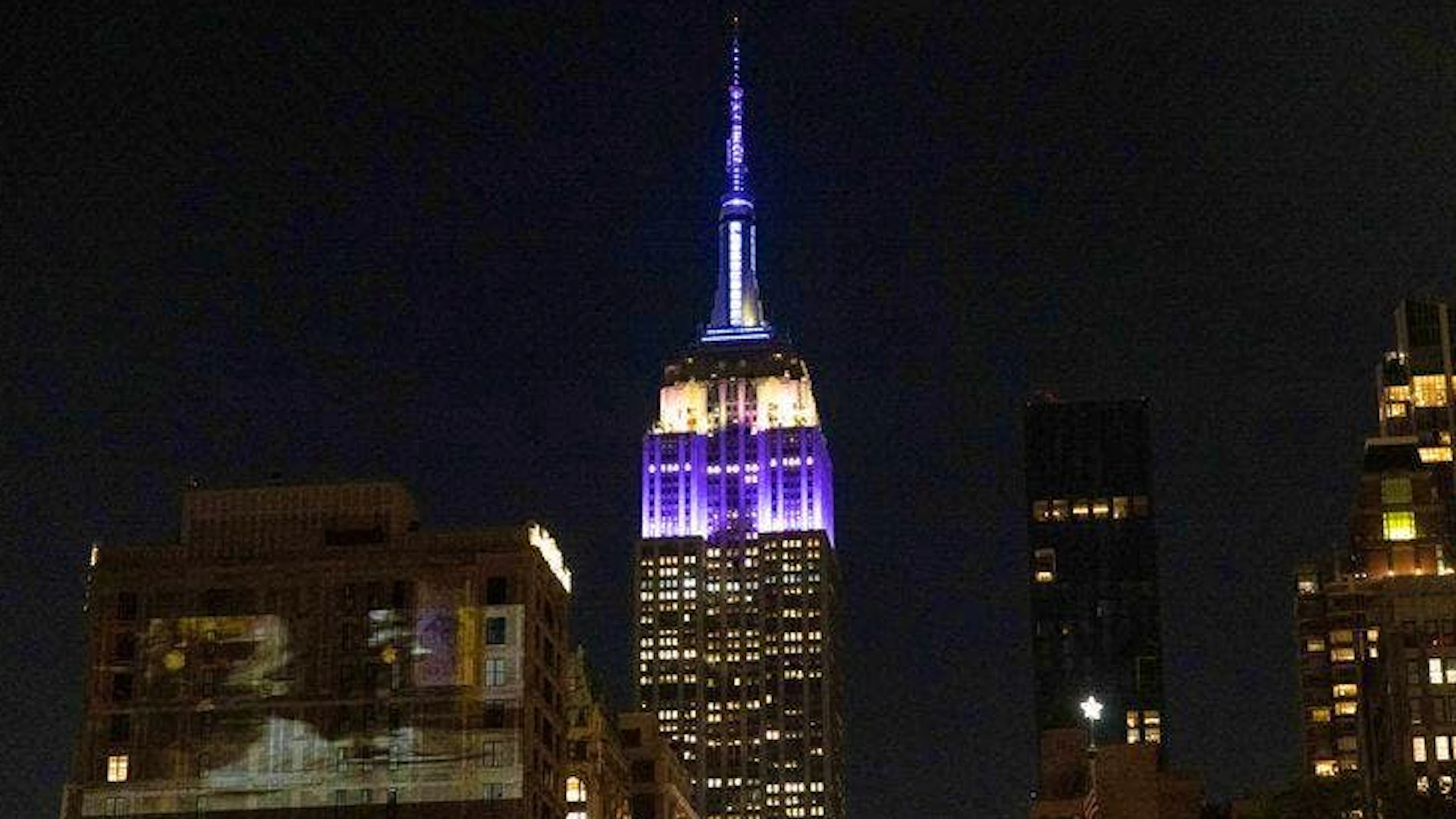 Mitgefühl in der ehemaligen Kolonie: Das Empire State Building in New York leuchtet zu Ehren der verstorbenen Königin lila und silbern.