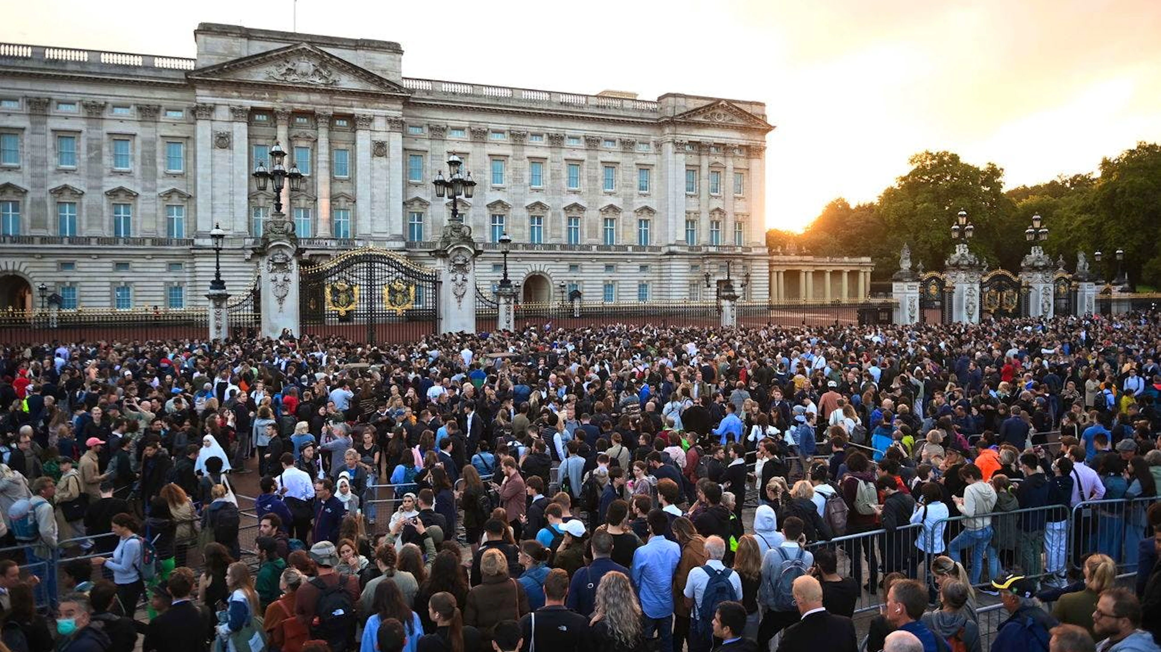 Nach der Bekanntgabe des Todes der Queen kommen Tausende vor die königliche Residenz.&nbsp;