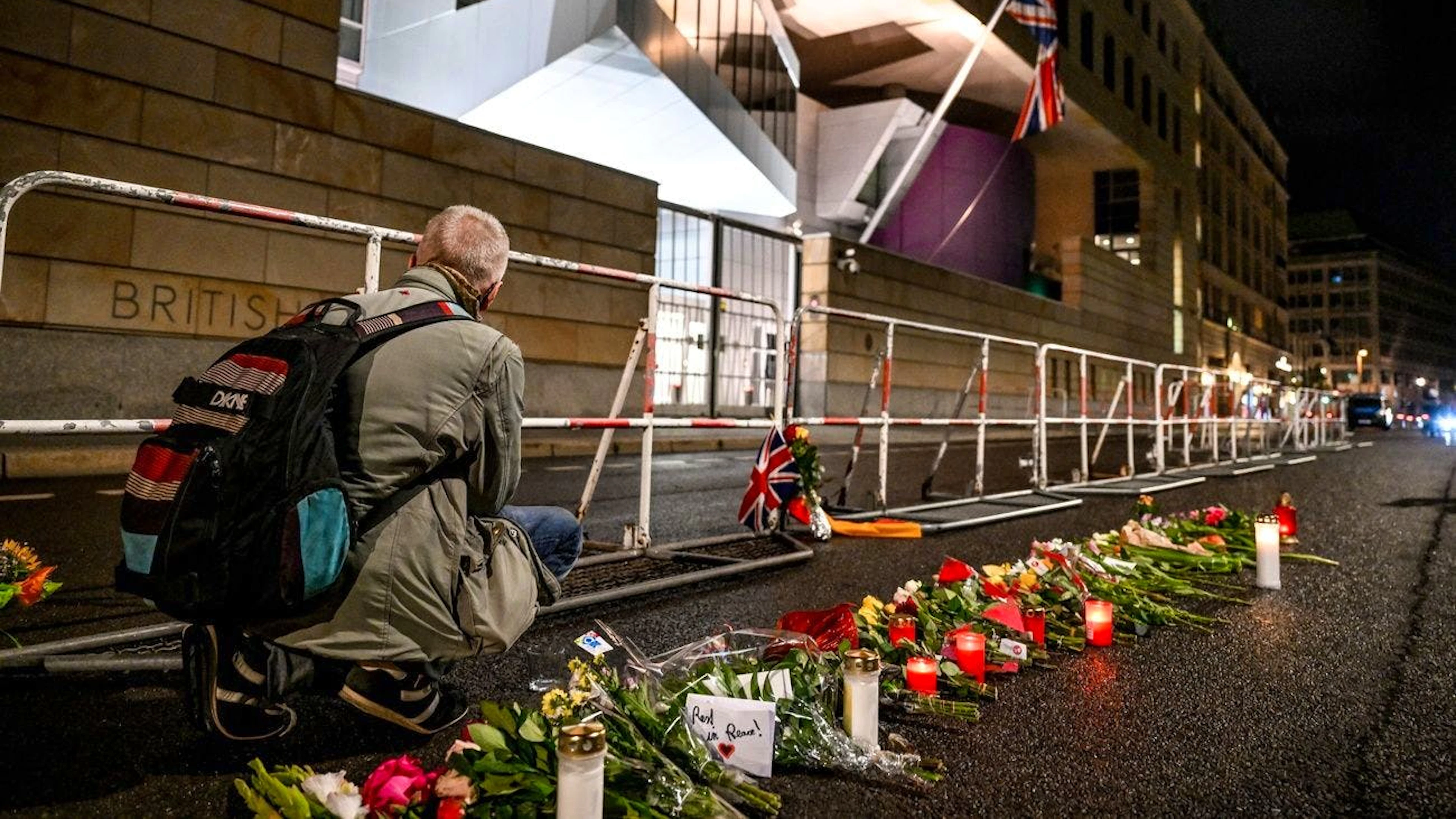 Kerzen für die Queen: Vor der britischen Botschaft in Berlin entsteht eine spontane Gedenkstätte.