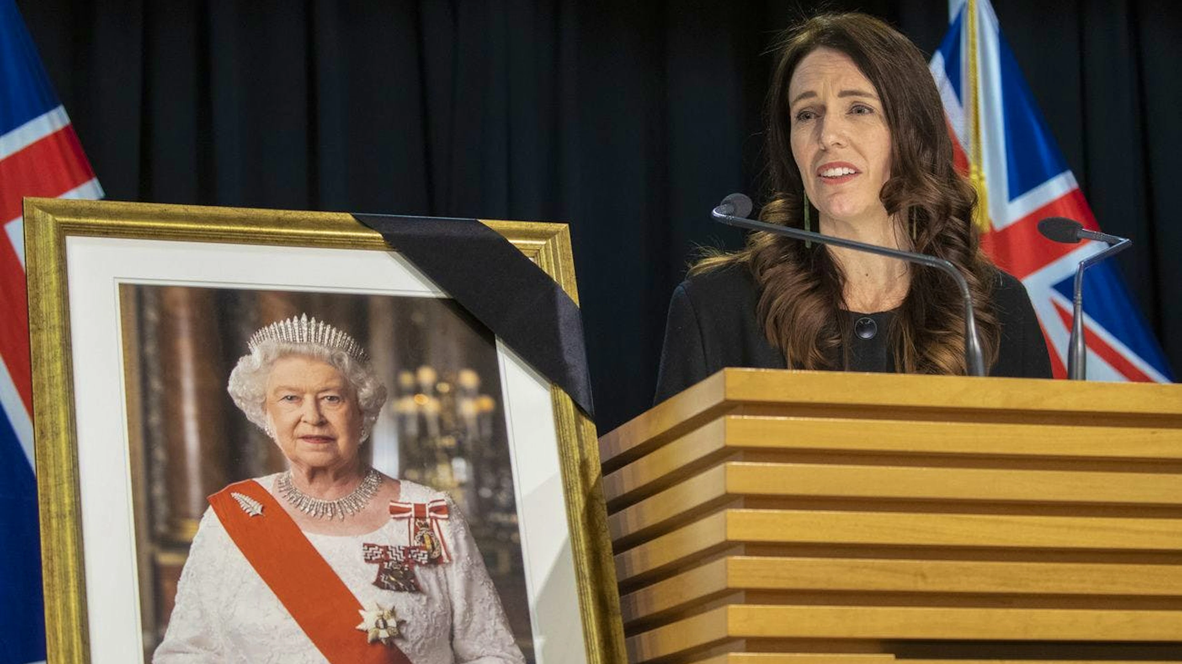 Die neuseeländische Premierministerin Jacinda Ardern erklärte, Elizabeth II. sei eine aussergewöhnliche Frau gewesen, deren Lachen ihr in Erinnerung geblieben sei: «Die letzten Tage des Lebens der Queen spiegelten auf so viele Weisen wider, wer sie war: Bis zum Ende für die Menschen arbeiten, die sie liebte.»