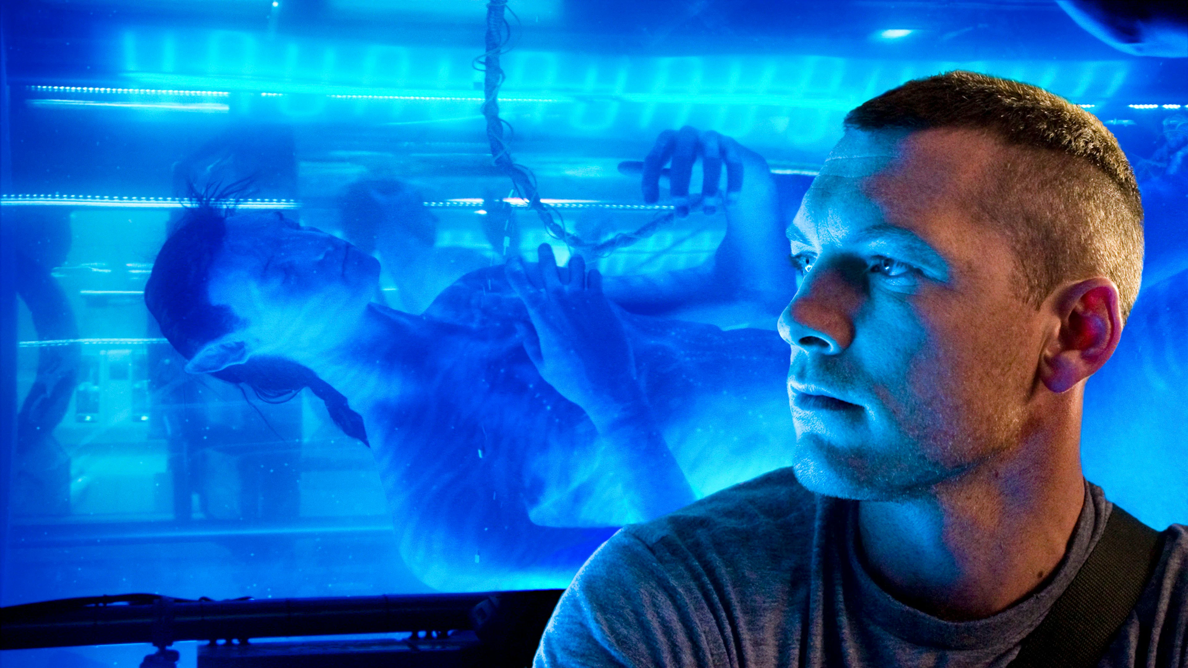 In einer verdeckten Operation soll Jake Sully (Sam Worthington) die Na'Vi infiltrieren. Der querschnittgelähmte Soldat sagt zu, weil ihm Quaritch die Wirbelsäulenoperation als Gegenleistung berappen wird.