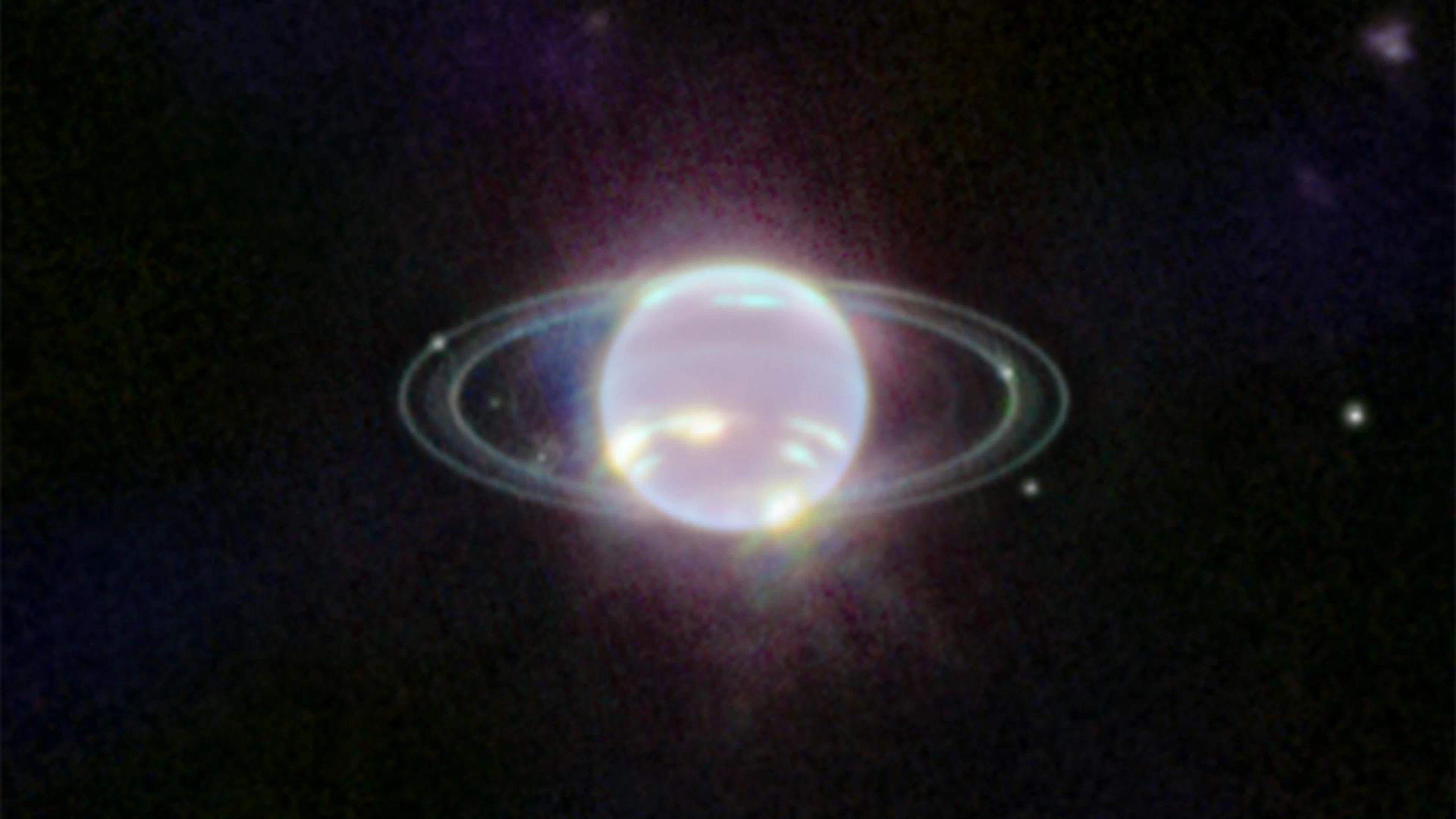 Eine spektakuläre neue Aufnahme des Planeten Neptun: Auf dem Bild sind die Ringe des Eisriesen in aussergewöhnlicher Deutlichkeit zu sehen.&nbsp;Eine dünne helle Linie um den Äquator könnte demnach...