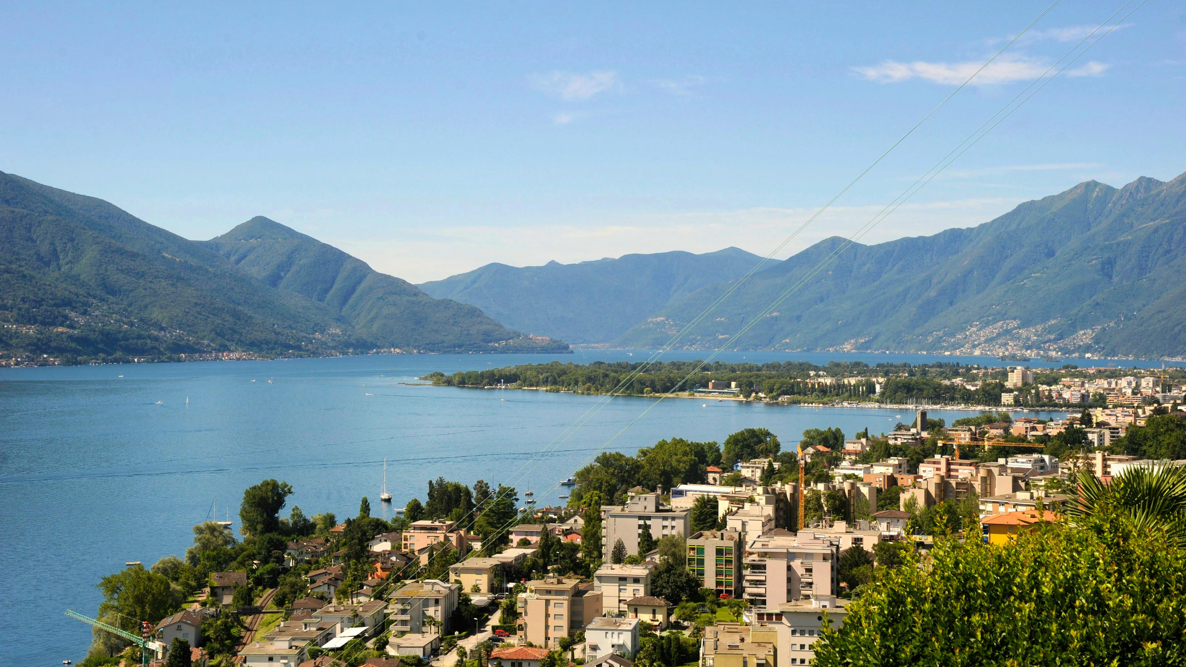Veduta panoramica sulla zona residenziale di Minusio verso il Lago Maggiore.