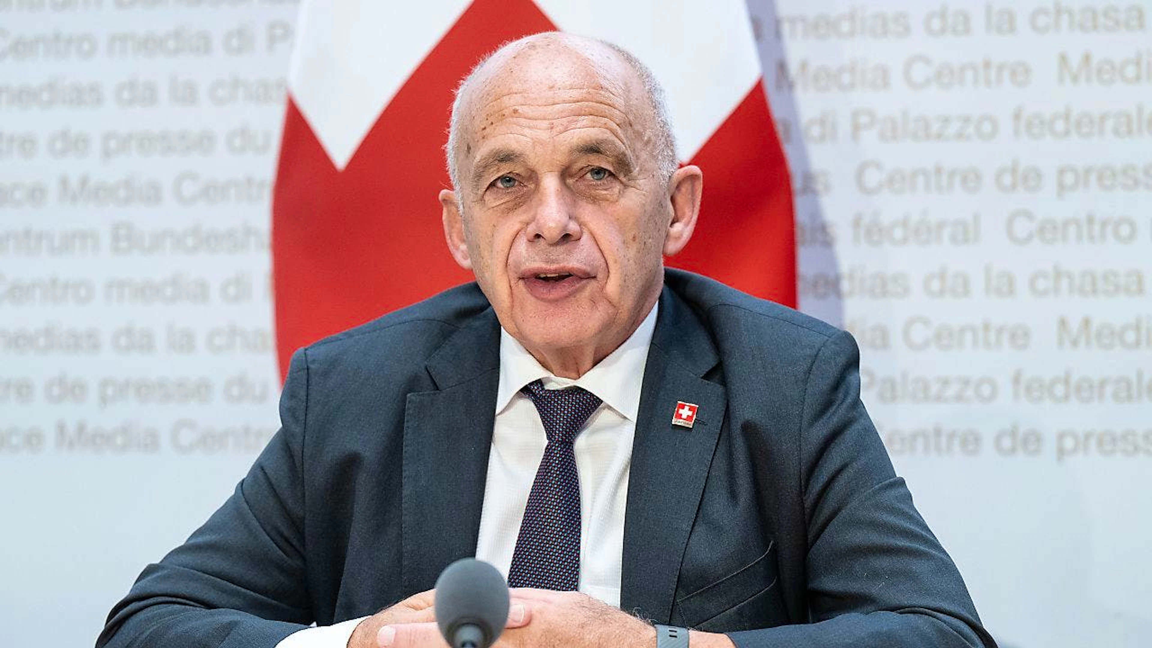 Ueli Maurer sagte während einer Pressekonferenz, dass er sich kein «Es» als seine Nachfolge wünsche. Ob Mann oder Frau, das sei ihm egal.