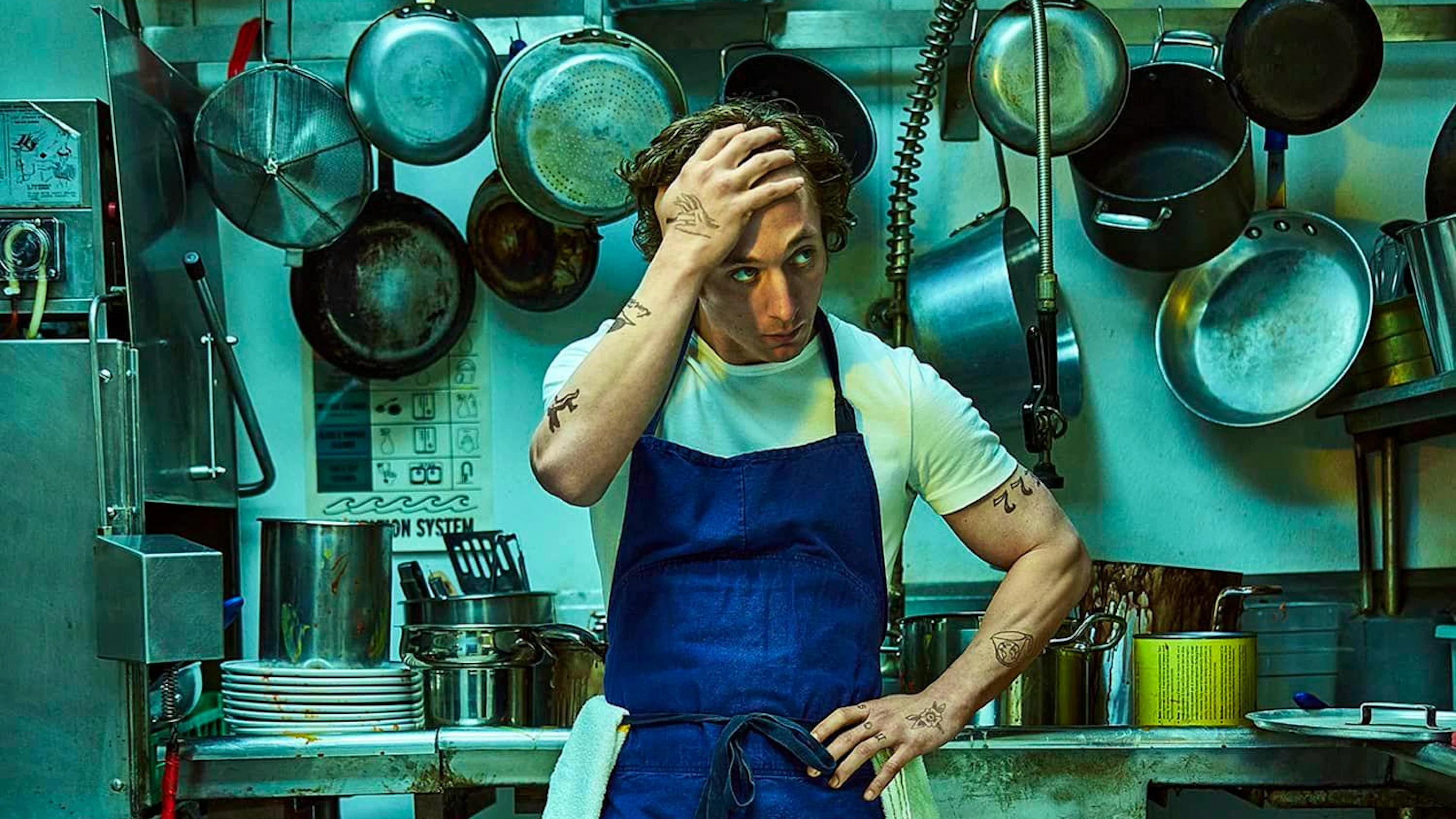 Jeremy Allen White überzeugt in «The Bear» als scheues, verschlossenes Genie in der Küche. In Chicago will er als Carmy dem Restaurant «The Beef» auf die Sprünge helfen – statt in einem Gault-Millau-Restaurant zu arbeiten.