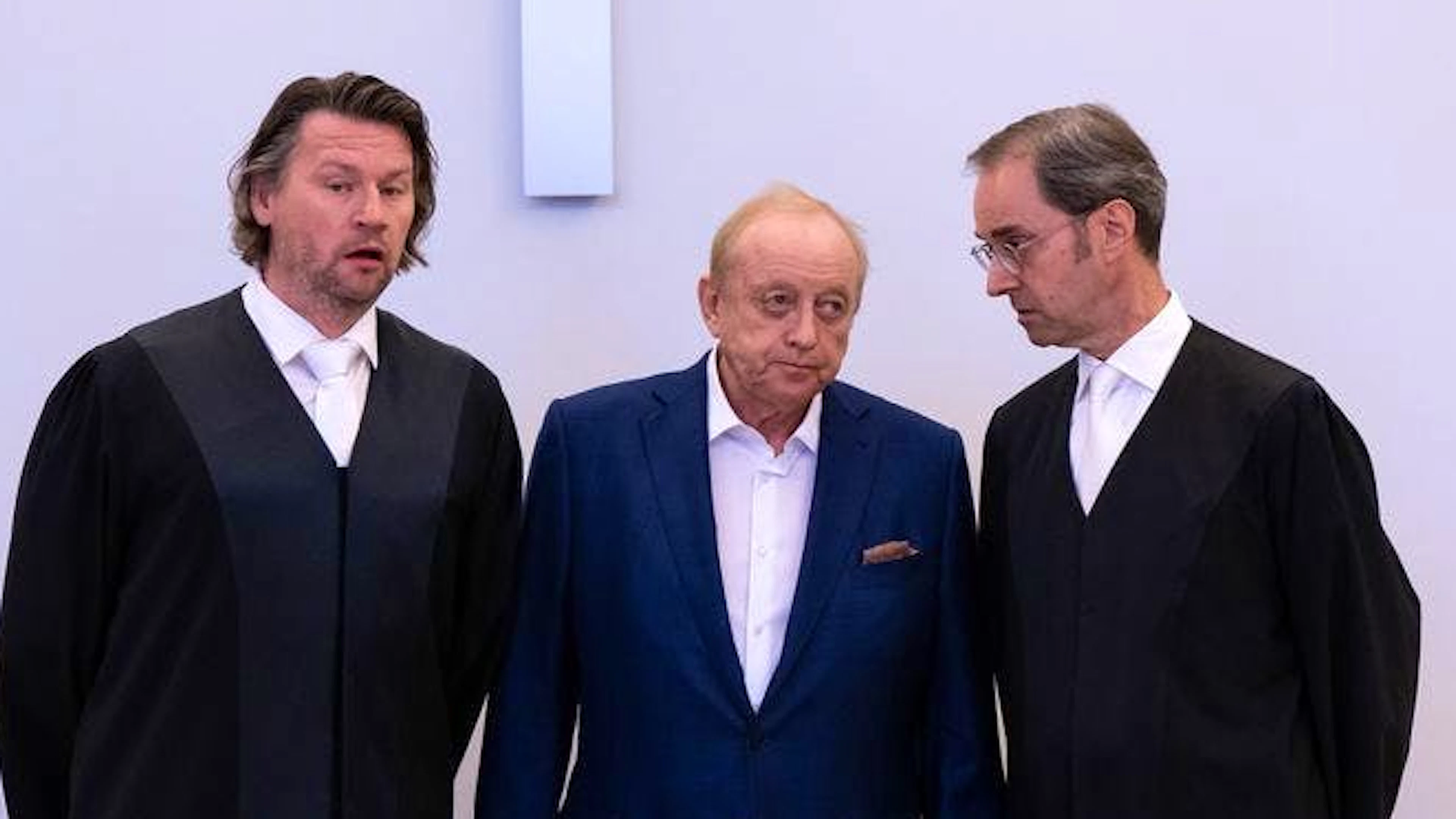 Alfons Schuhbeck (Mitte) kommt zu Prozessbeginn als Angeklagter mit seinen Anwälten Sascha König (links) und Markus Gotzens in den Gerichtssaal im Landgericht München I.