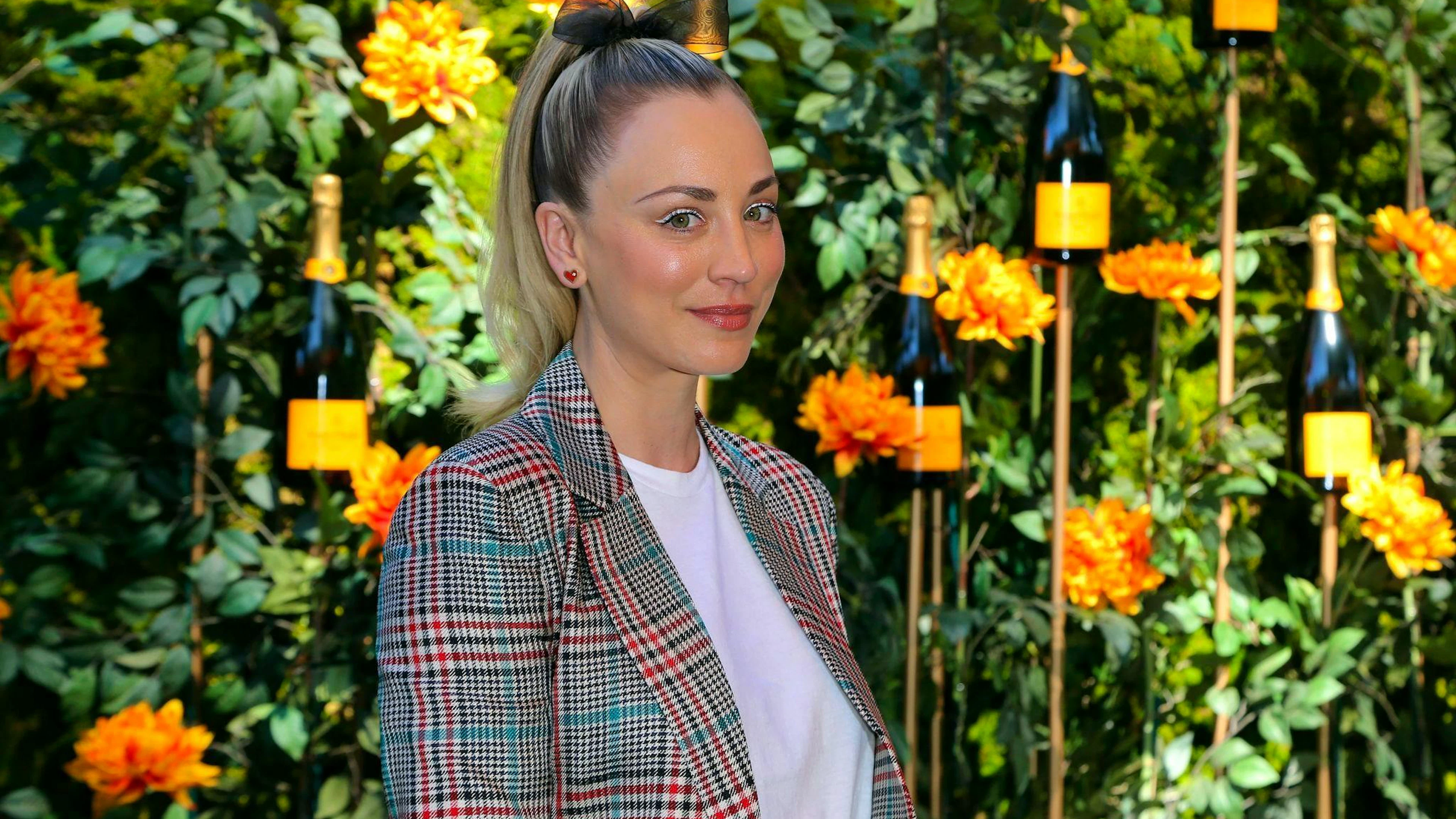 Schauspielerin Kaley Cuoco, ist begeisterte Springreiterin. Der «Big Bang Theory»-Star&nbsp;widmet sich mit Leidenschaft dem Reitsport und hat im Laufe der Jahre an vielen Turnieren teilgenommen. Sie besitzt mehr als zwanzig Pferde.&nbsp;