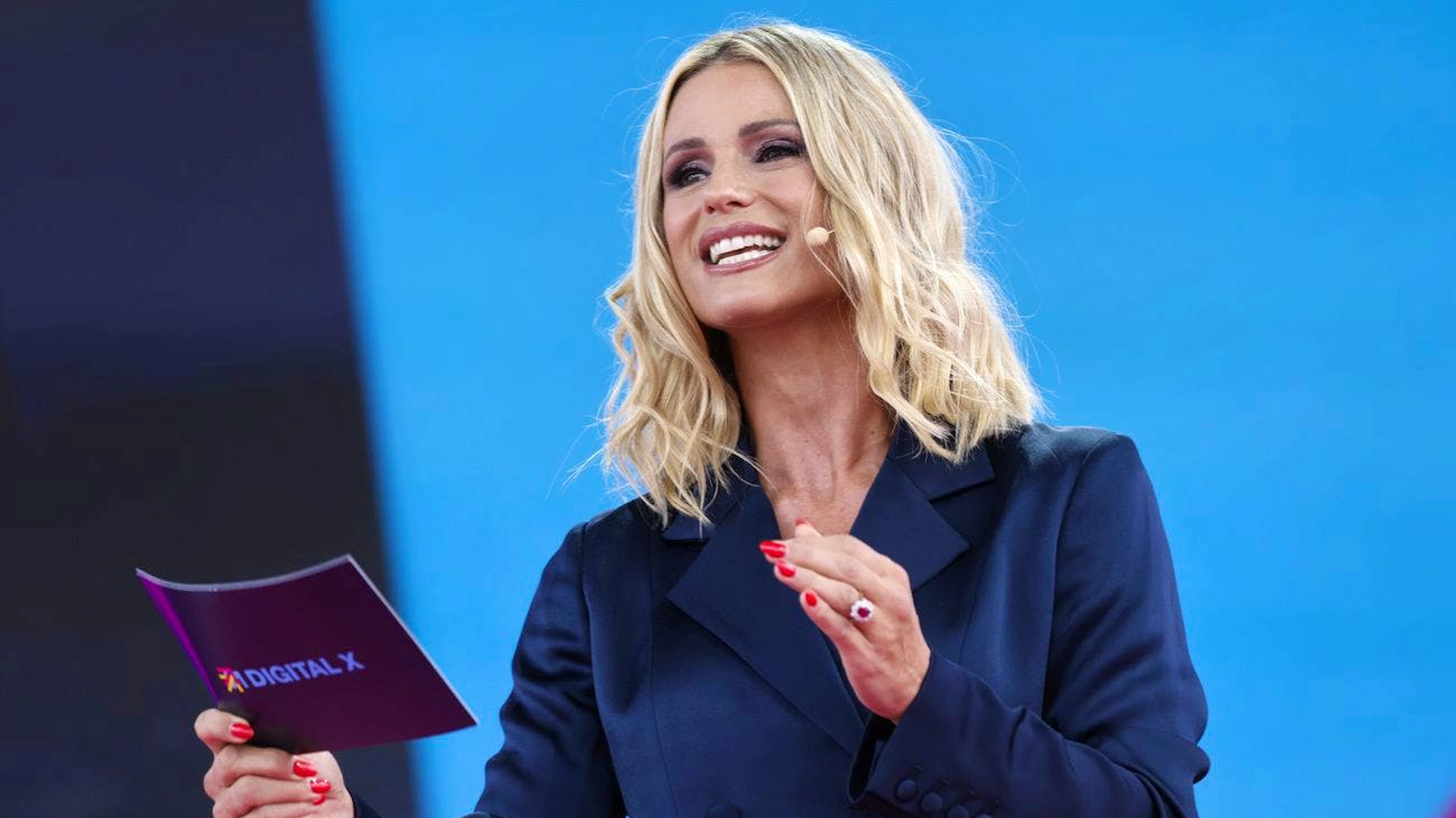 La presentatrice Michelle Hunziker sul palco della conferenza Digital X di Deutsche Telekom a Colonia (settembre 2022).