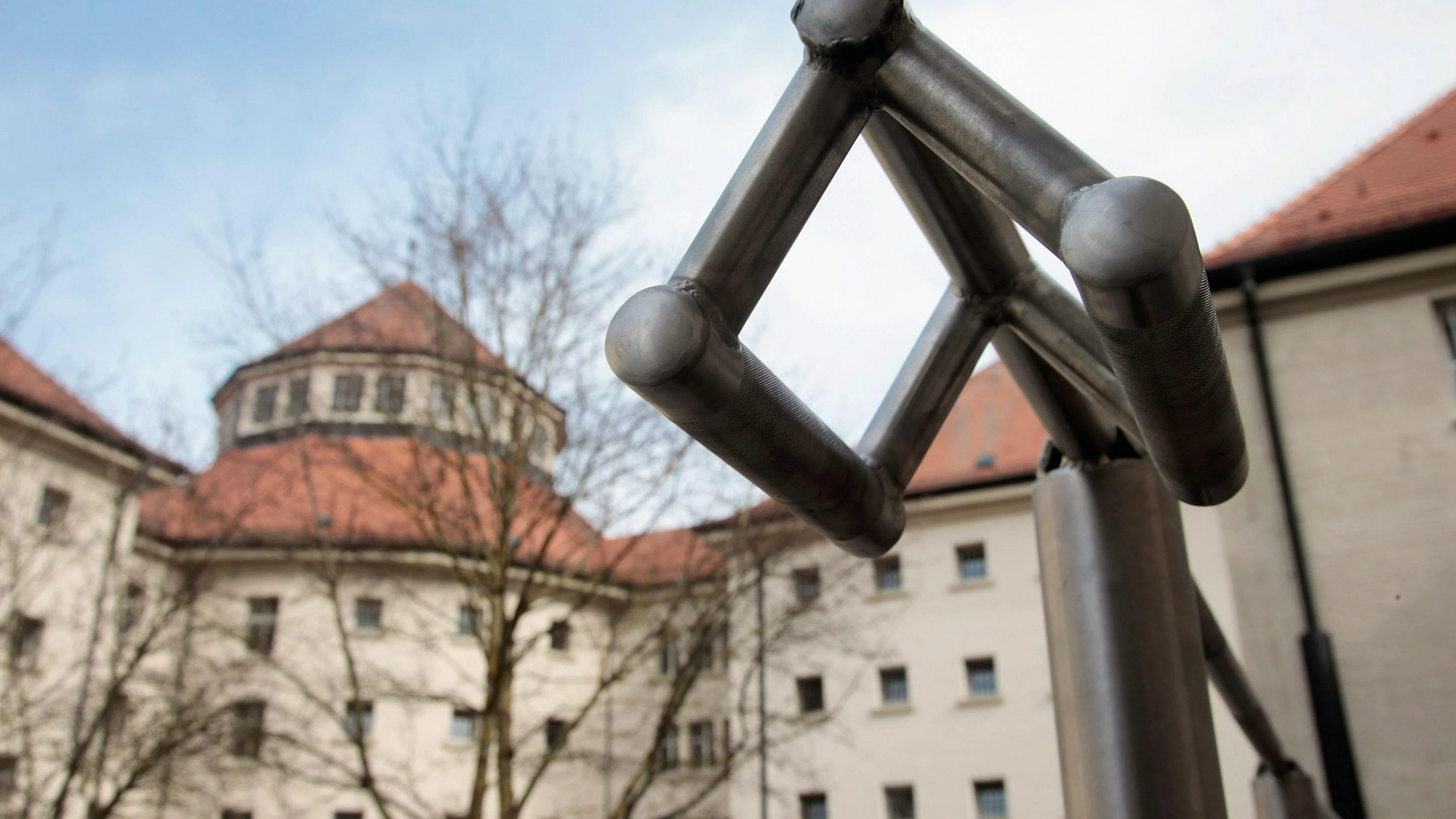 Da seine Strafe höher als neun Monate ist, muss er diese laut dem Vollzugsplan Bayern in der Justizvollzugsanstalt Landsberg am Lech absitzen.