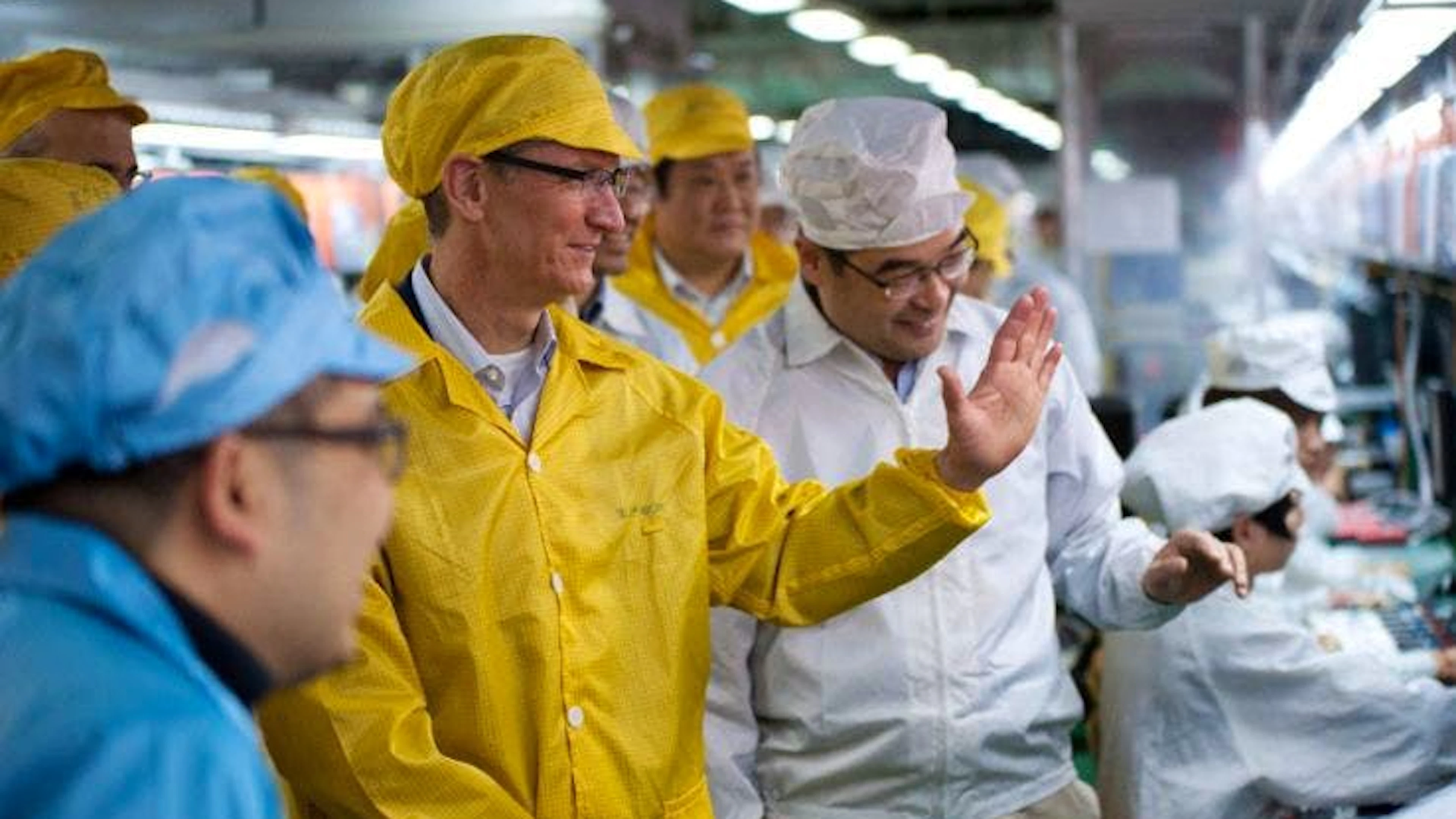 Zur Eröffnung der Foxconn-Fabrik in Zhengzhou schaute Apple-Chef Tim Cook (in gelb) persönlich vorbei.
