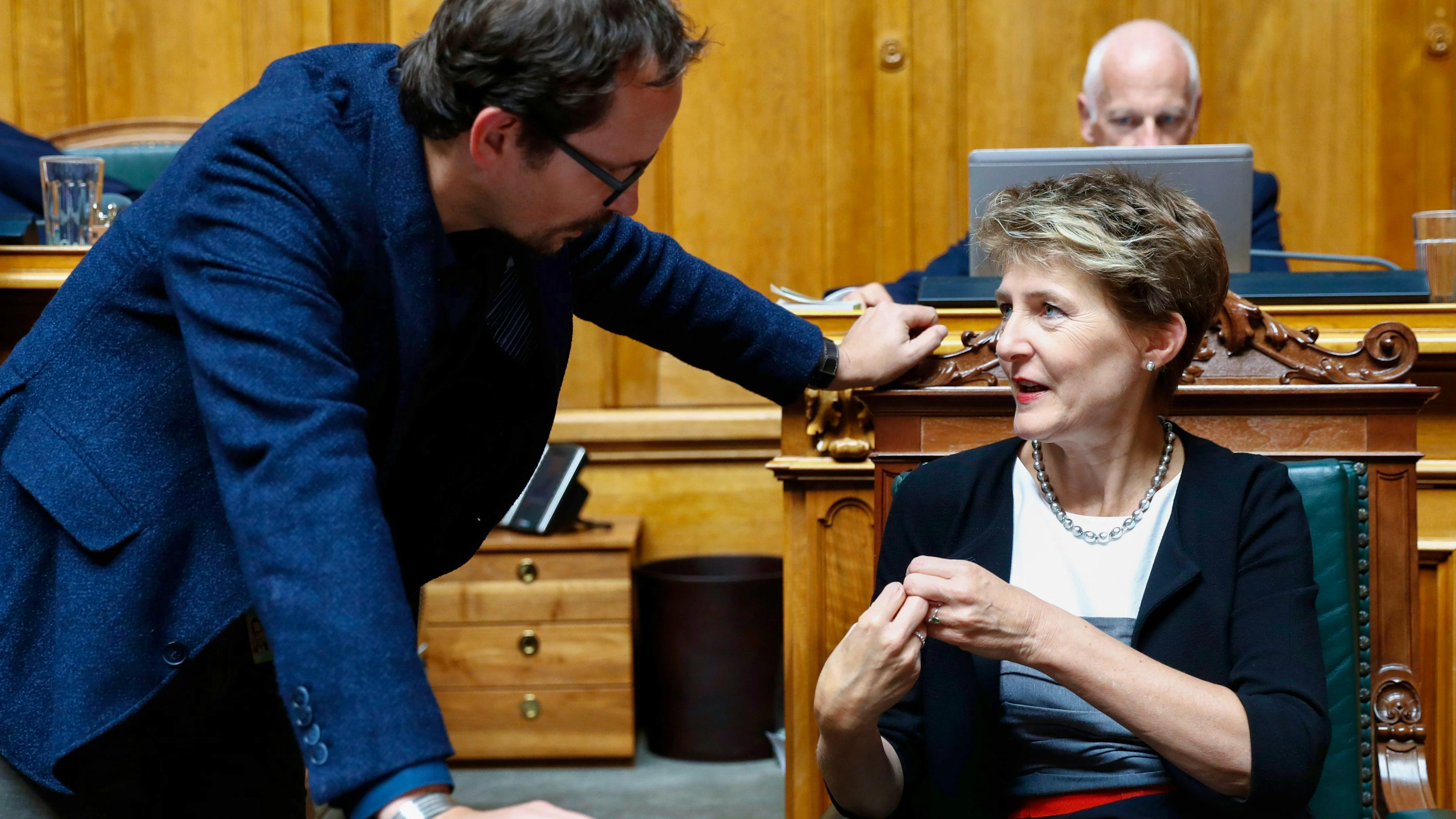 Balthasar Glaettli (Grüne, damals noch nicht Parteichef) diskutiert mit Bundesrätin Simonetta Sommaruga während einer Debatte im Nationalrat 2017.