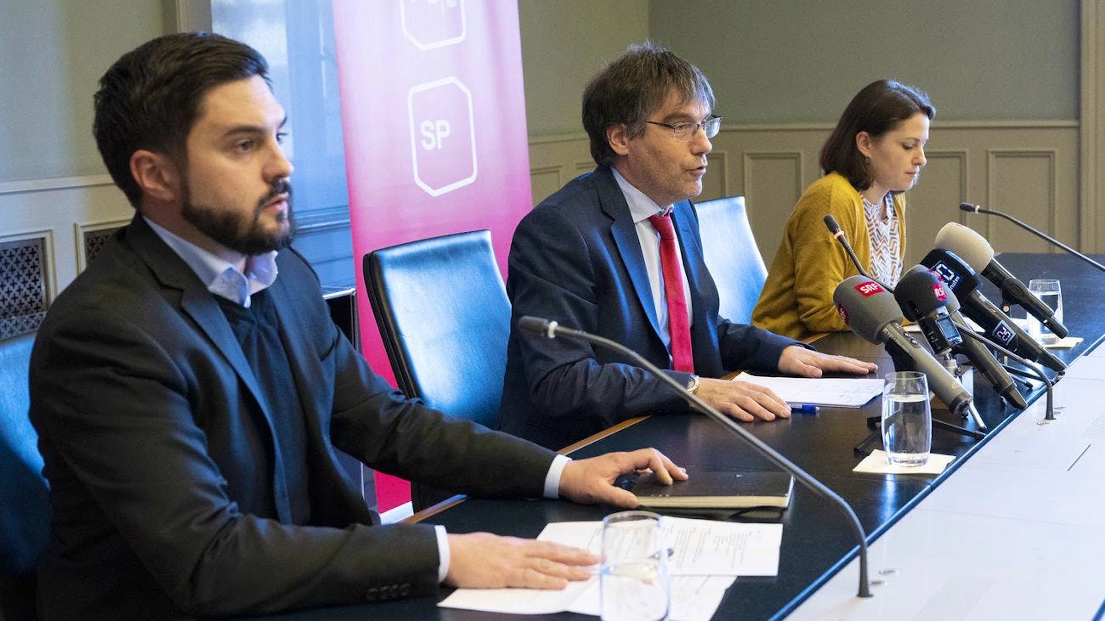 Cedric Wermuth, Co Präsident und Nationalrat (AG), Roger Nordmann, Fraktionschef und Nationalrat (VD)und Mattea Meyer, Co Präsidentin und Nationalrätin (ZH) hat der Rücktrtitt Sommarugas ebenfalls überrascht.