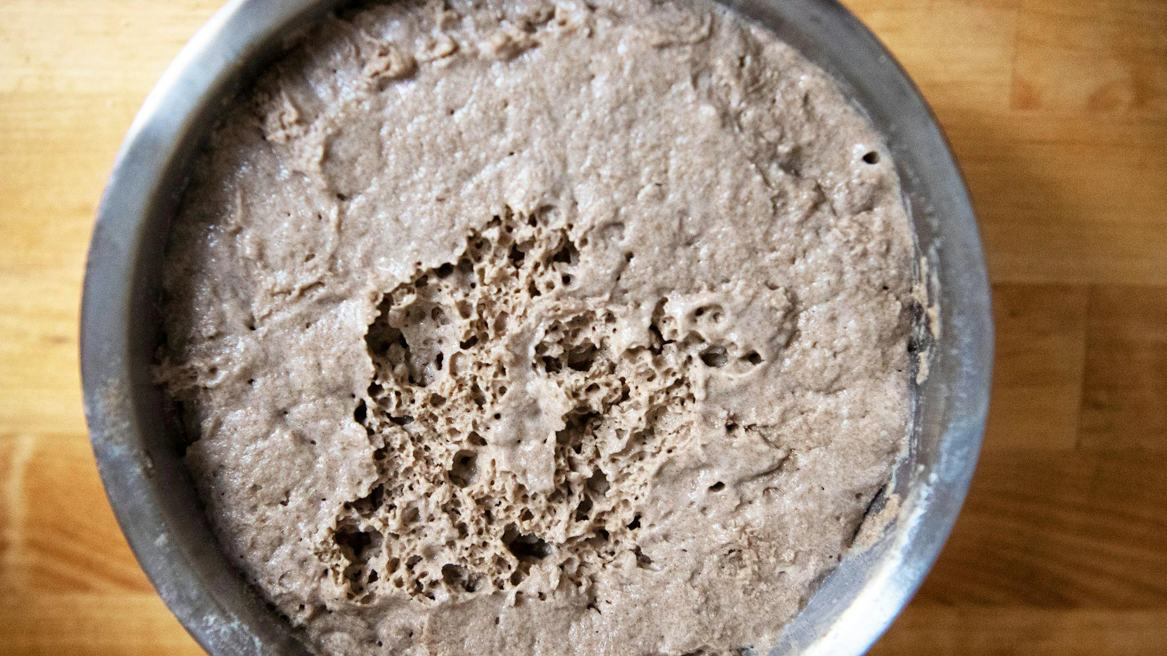 Knusprig, fermentiert, greifbar – die Textur von Sauerteig erfreut sich grosser Beliebtheit in einer Zeit digitaler Reizüberflutung.
