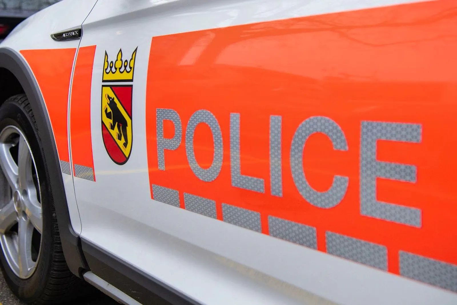 Mehrere Personen gehen nach Verkehrsunfall aufeinander los
