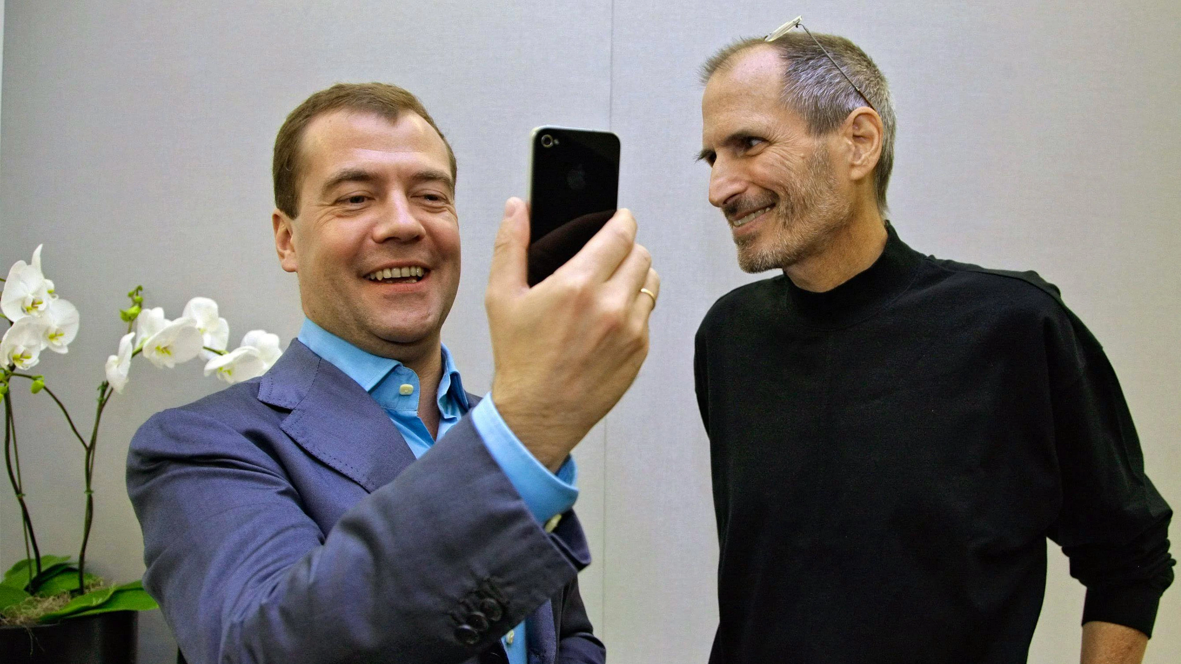 Dmitri Medwedew ist der grösste Apple-Fanboy im Kreml: Hier bei einem Treffen mit dem verstorbenen Apple-Gründer Steve Jobs.