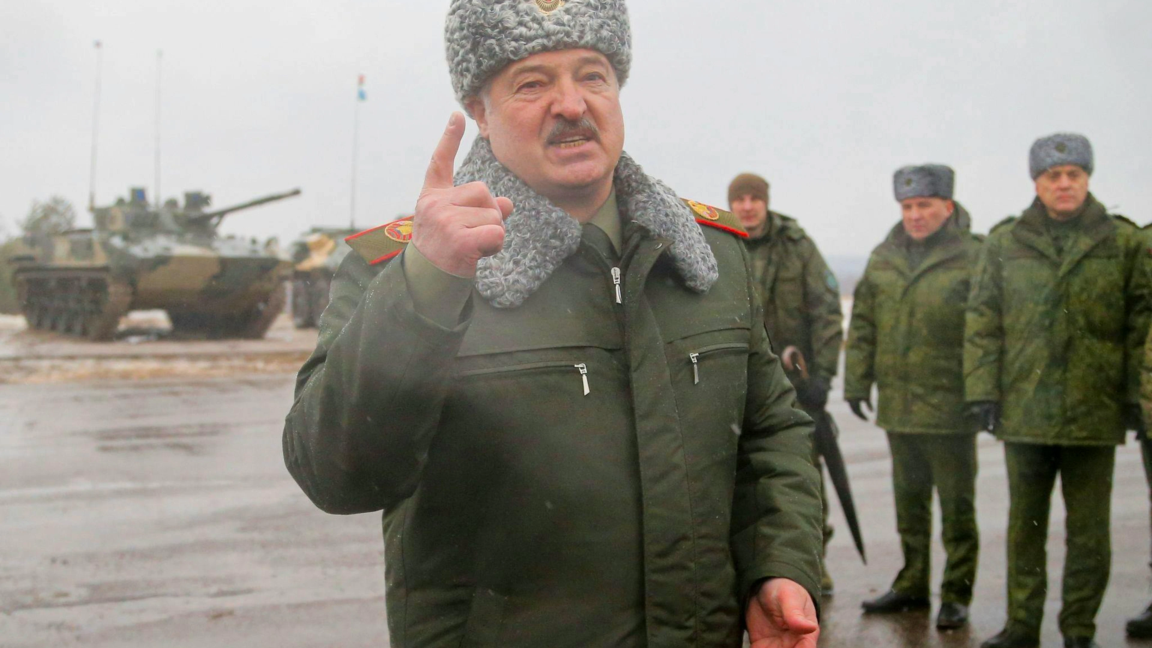 Alexander Lukaschenko regiert Belarus seit 1994 mit harter Hand, hier zu Besuch bei einer Truppenübung. 