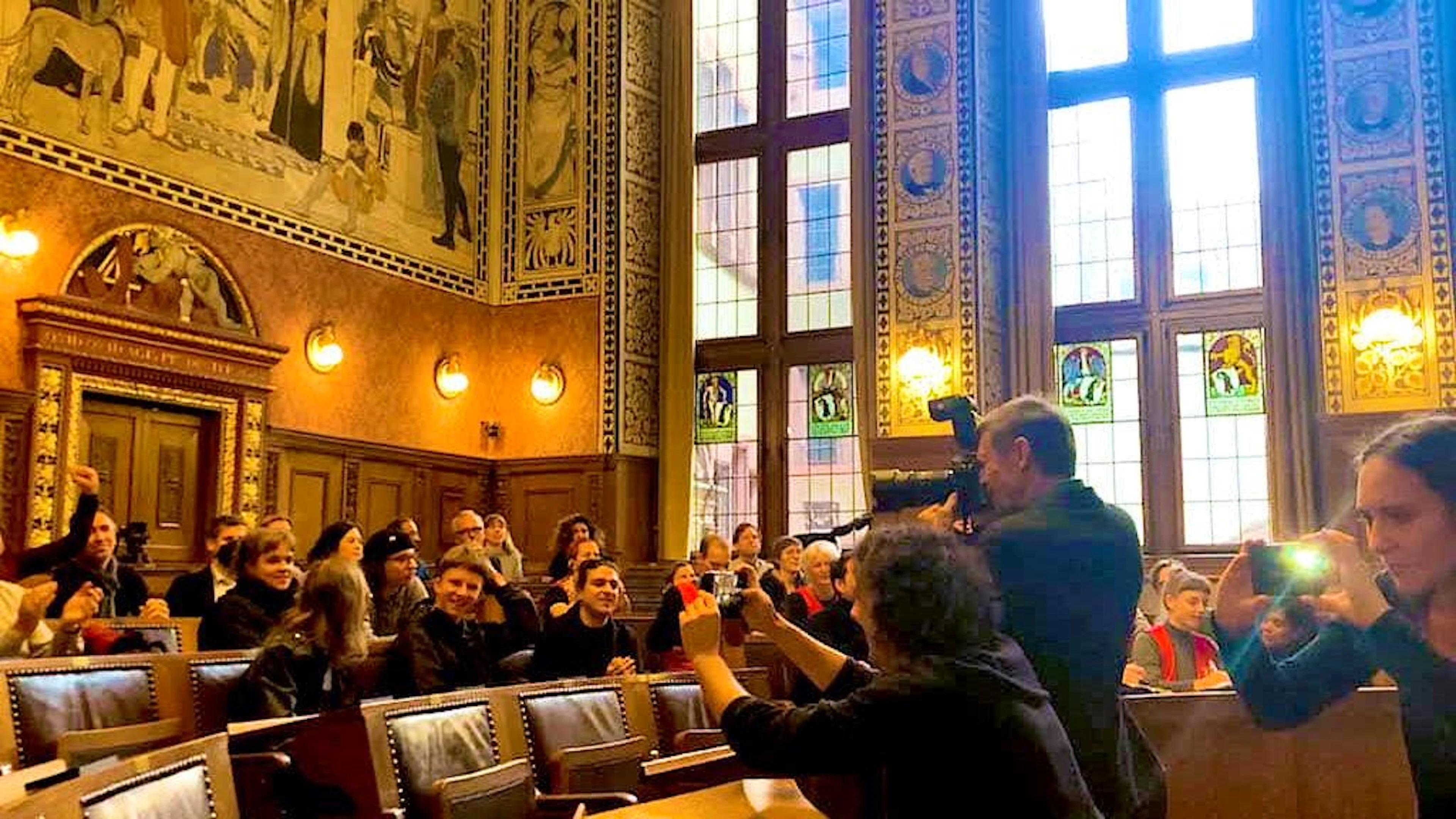 Bei den Klimaaktivist*innen im Grossratssaal bricht Jubel aus, als die Ergebnisse verkündet werden.