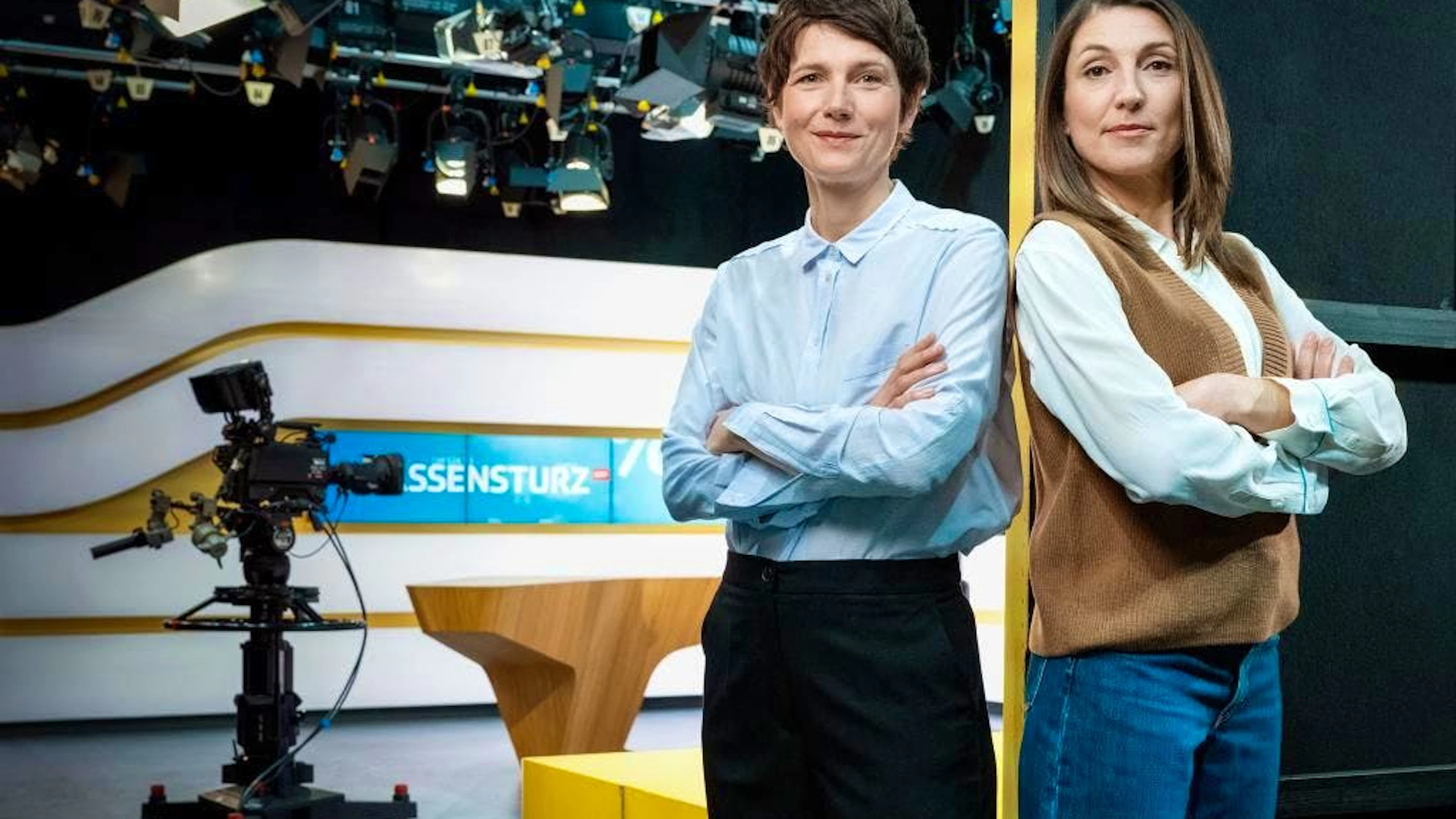«Auf diesem Bild sehen die zwei wie strenge Lehrerinnen aus, die im Klassenzimmer auf ihre Schüler*innen warten»: Jeroen van Rooijen über Kathrin Winzenried (links) und Bettina Ramseier.