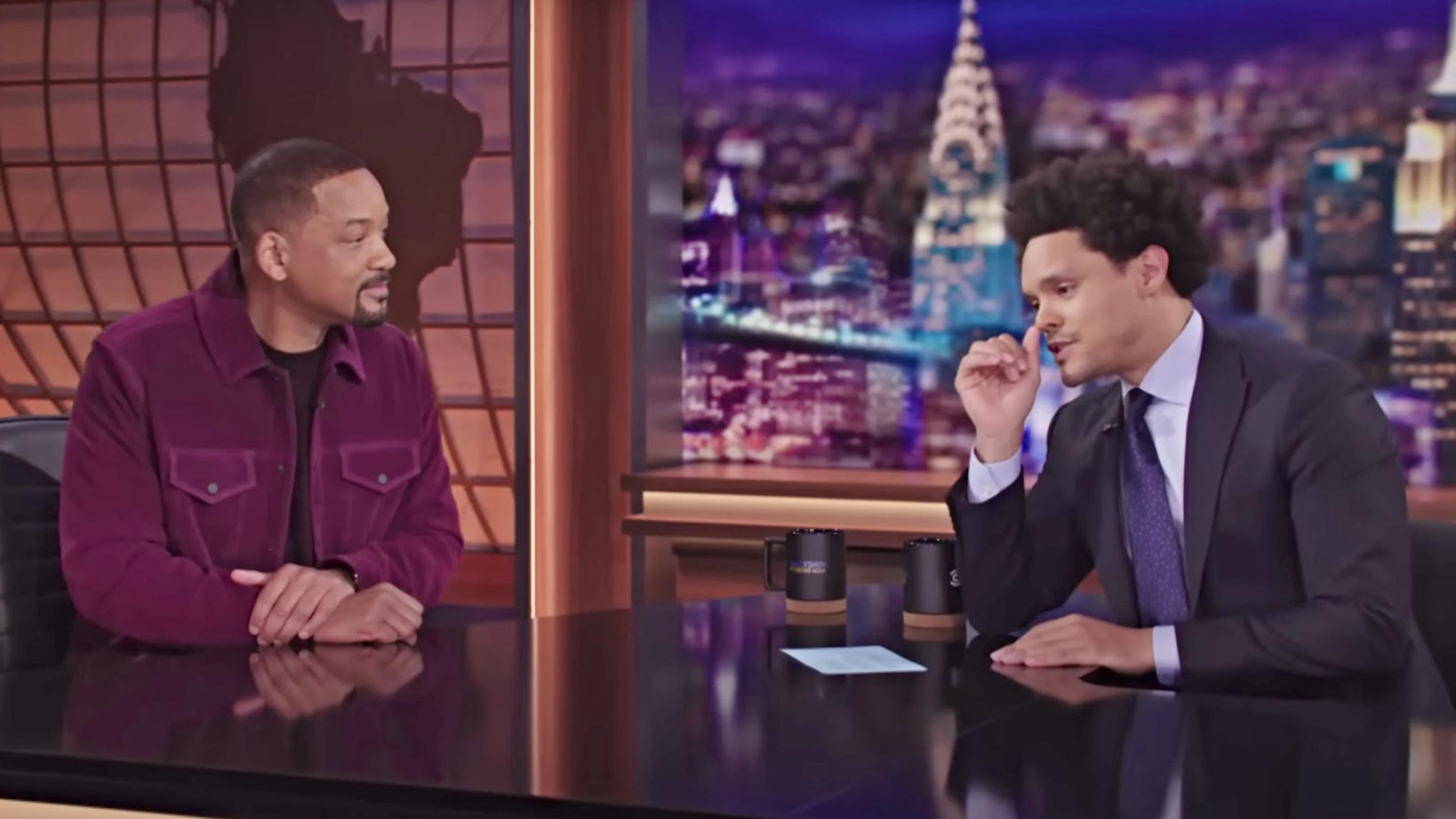 Talkshow-Host Trevor Noah spricht den Oscar-Eklat um Will Smith direkt an. Smith ringt um Worte und verallgemeinert.