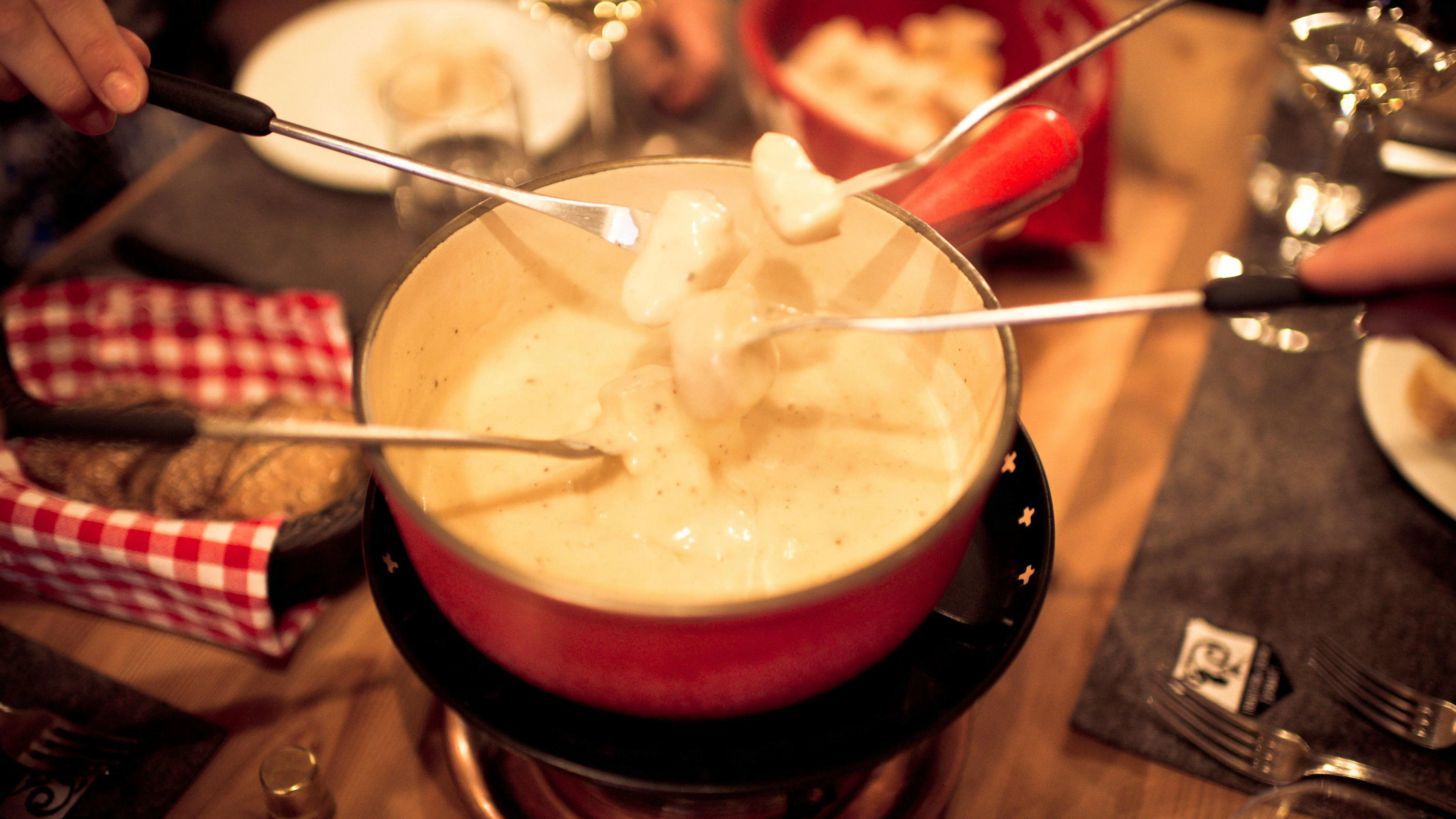 Die Kolumnistin lebt in Portugal. Sie ist froh, dass wenn sie aus dem Haus geht, niemand sagt: «Oh nein, eine Schweizerin wollen wir hier nicht, die isst sicher immer Raclette und Fondue.»