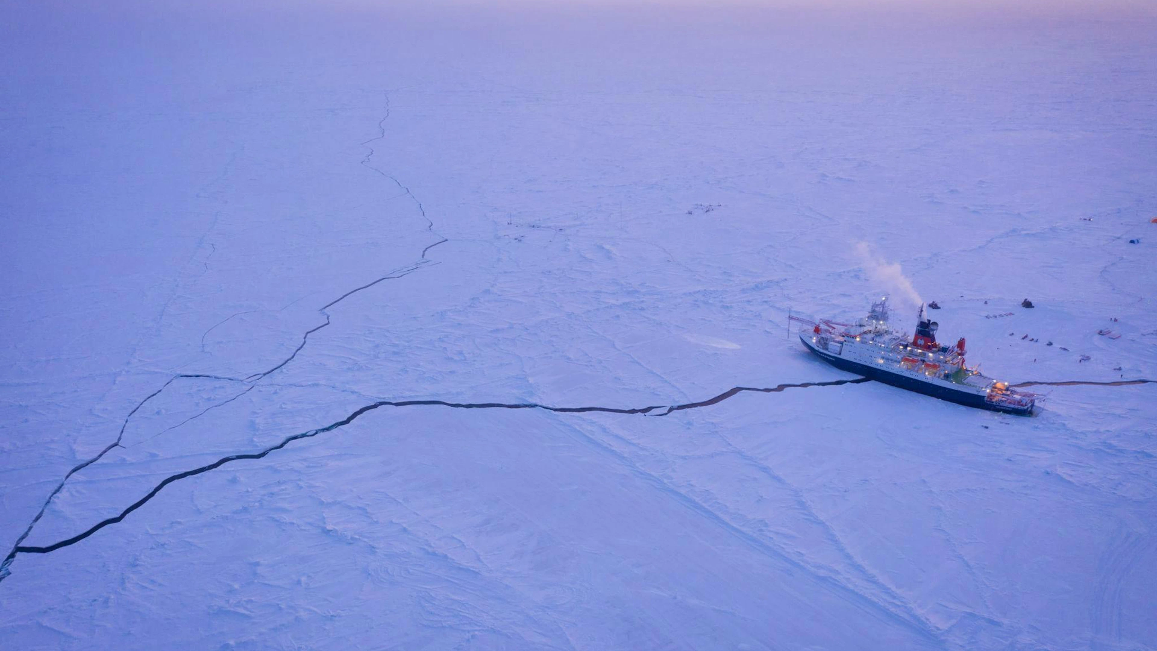 Das deutsche Forschungsschiff Polarstern im Eis der Zentralarktis.
