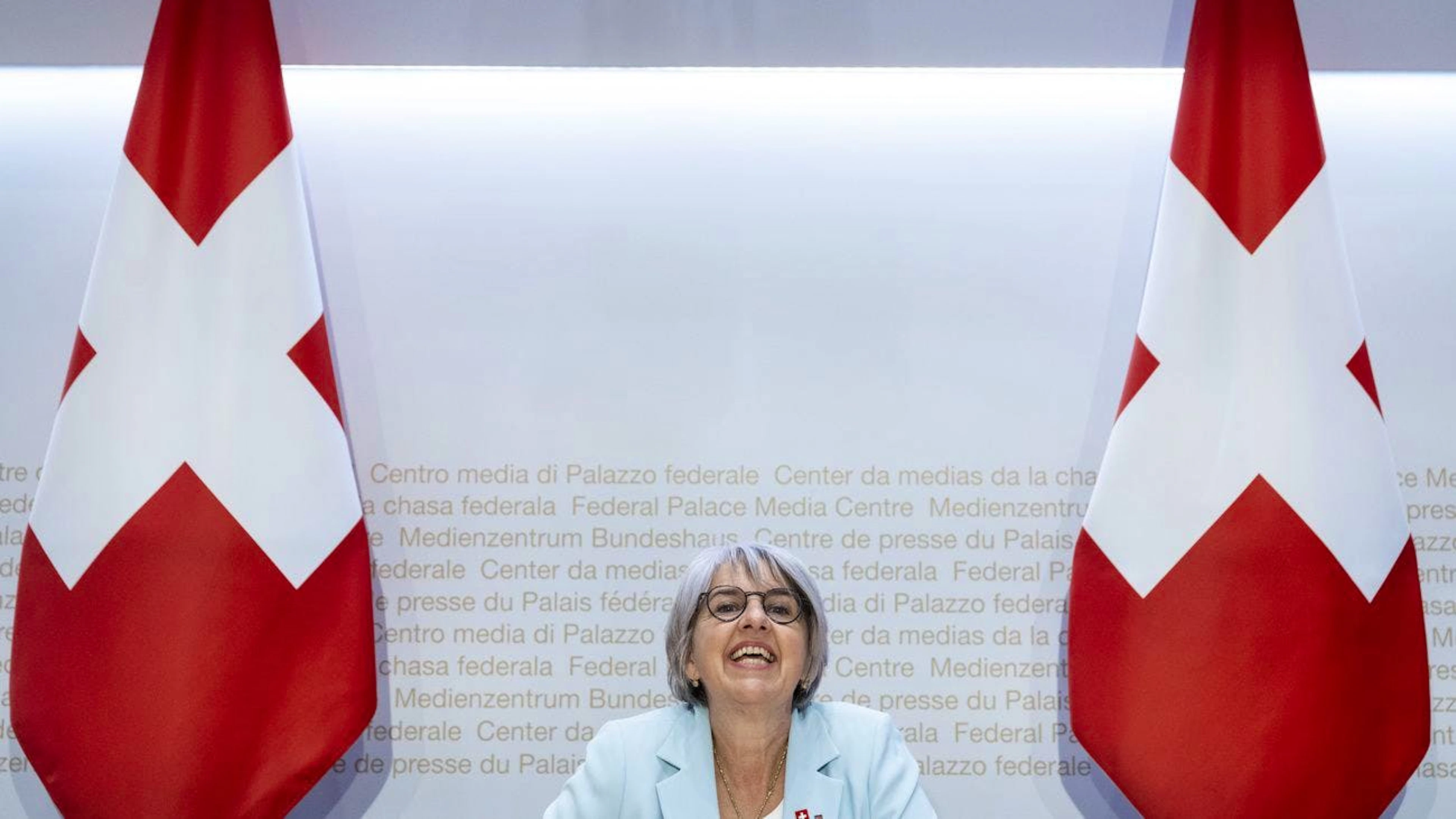 Wird ihr Lachen zu ihrem Markenzeichen? Elisabeth Baume-Schneider an ihrer ersten Medienkonferenz als Bundesrätin.