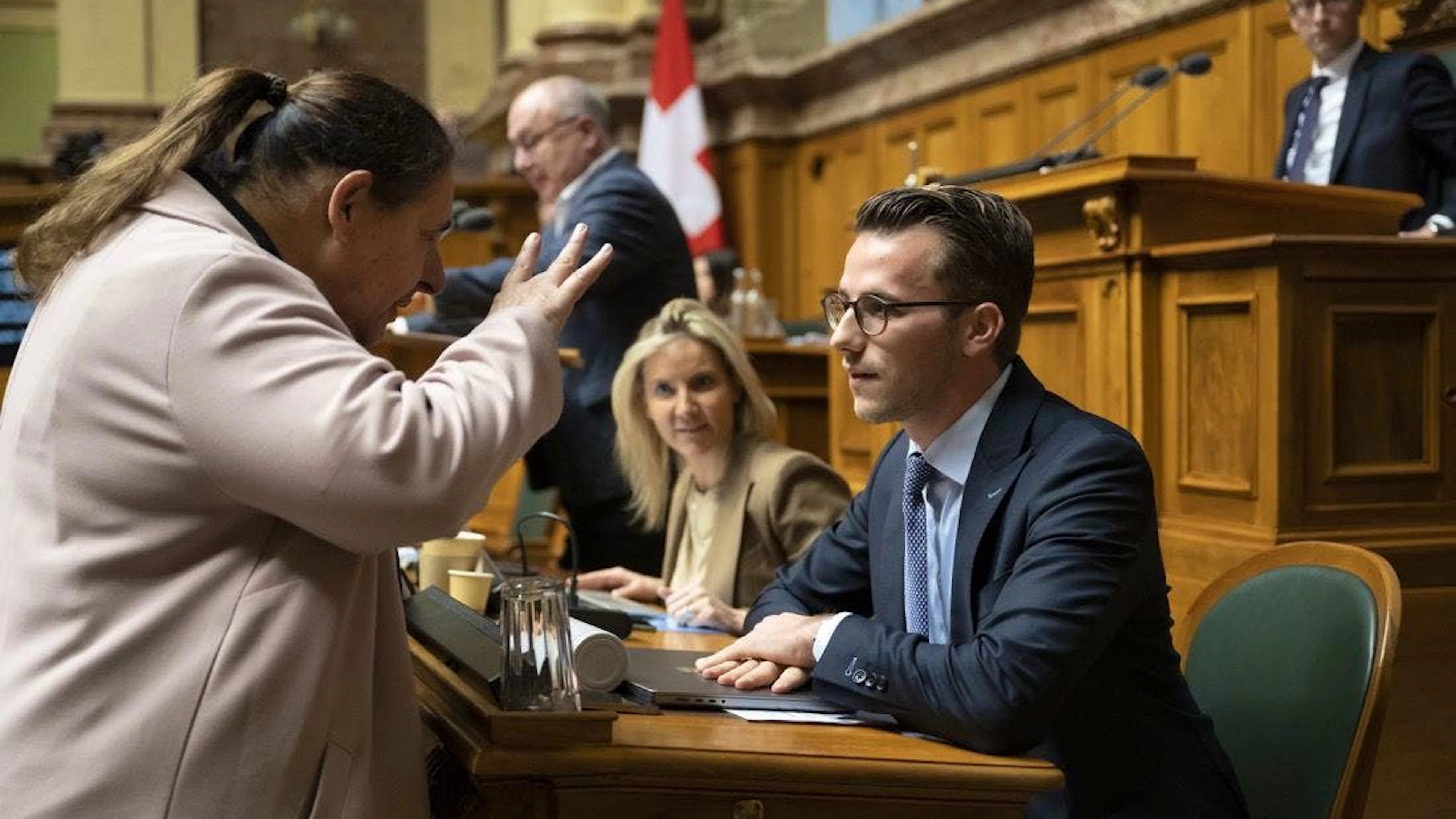 Waren sich gar nicht einig: SP-Nationalrätin Jacqueline Badran spricht auf ihren FDP-Ratskollegen Andri Silberschmidt ein. Im Hintergrund: SVP-Nationalrätin Celine Amaudruz.