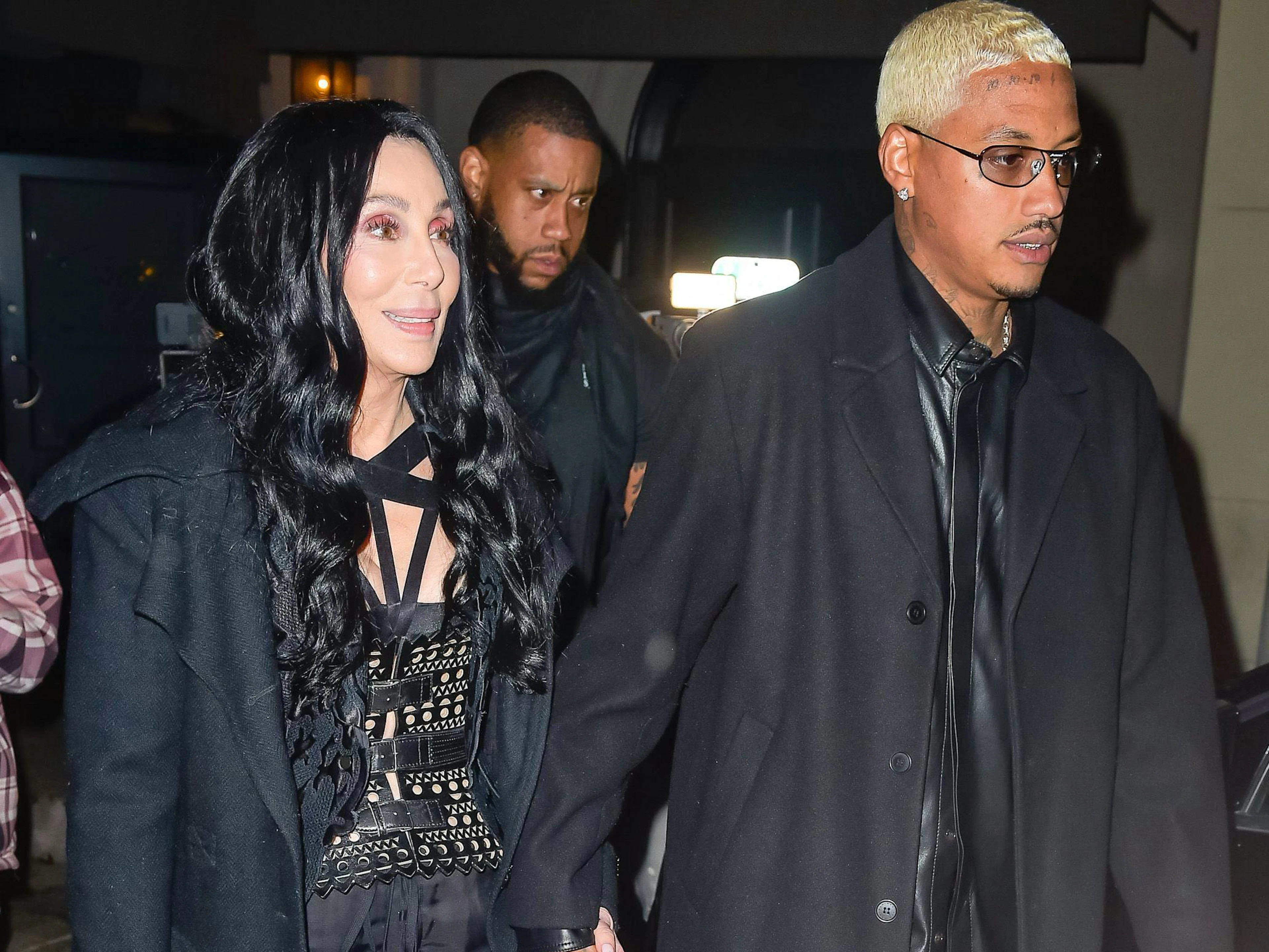 Cher and Alexander Edwards zeigten sich im November 2022 zum ersten Mal zusammen in der Öffentlichkeit.&nbsp;