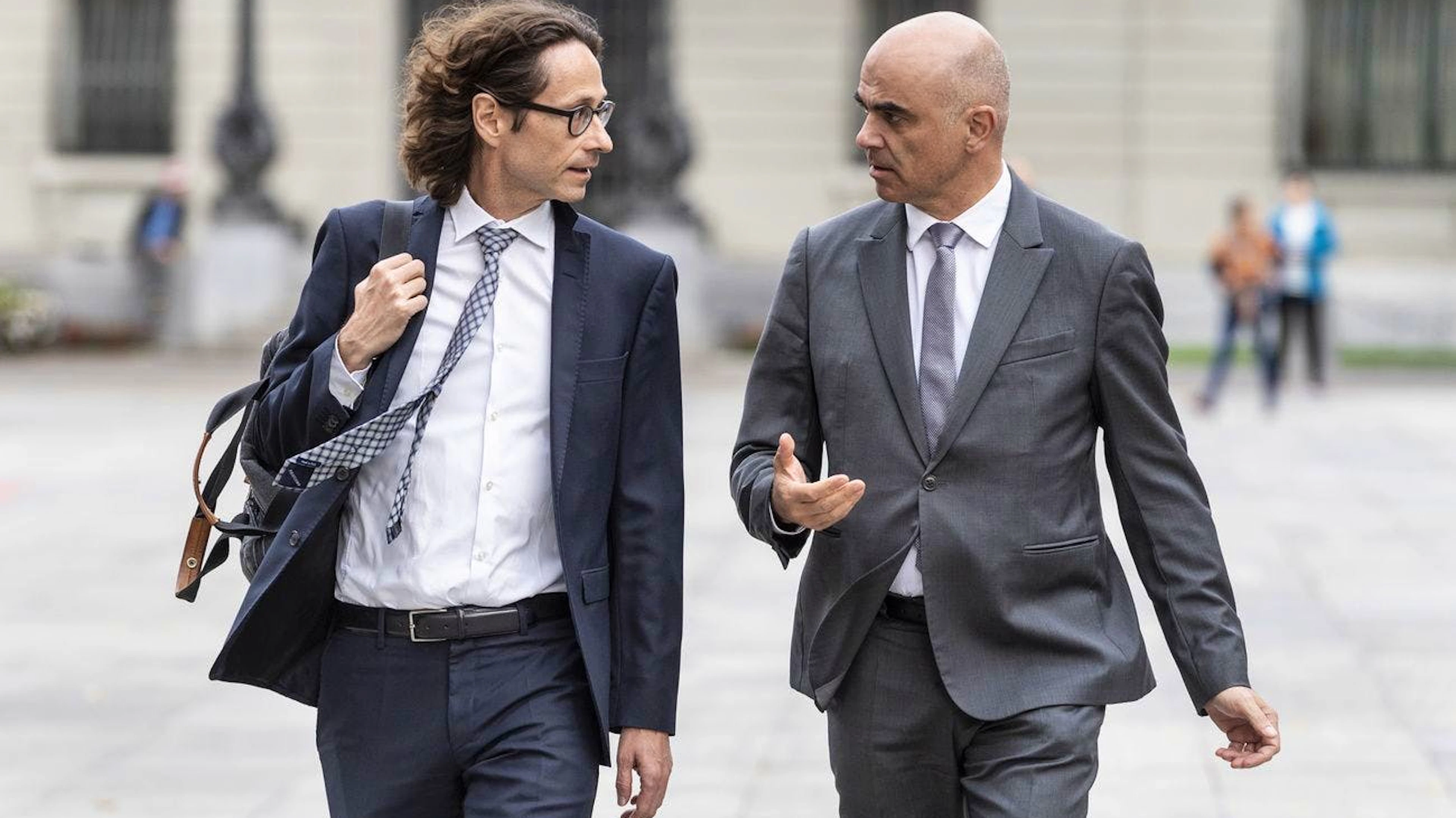 Was wusste Bundesrat Alain Berset (rechts) über die engen Kontakte seines langjährigen Kommunikationschefs Peter Lauener zum Ringier-Verlag?