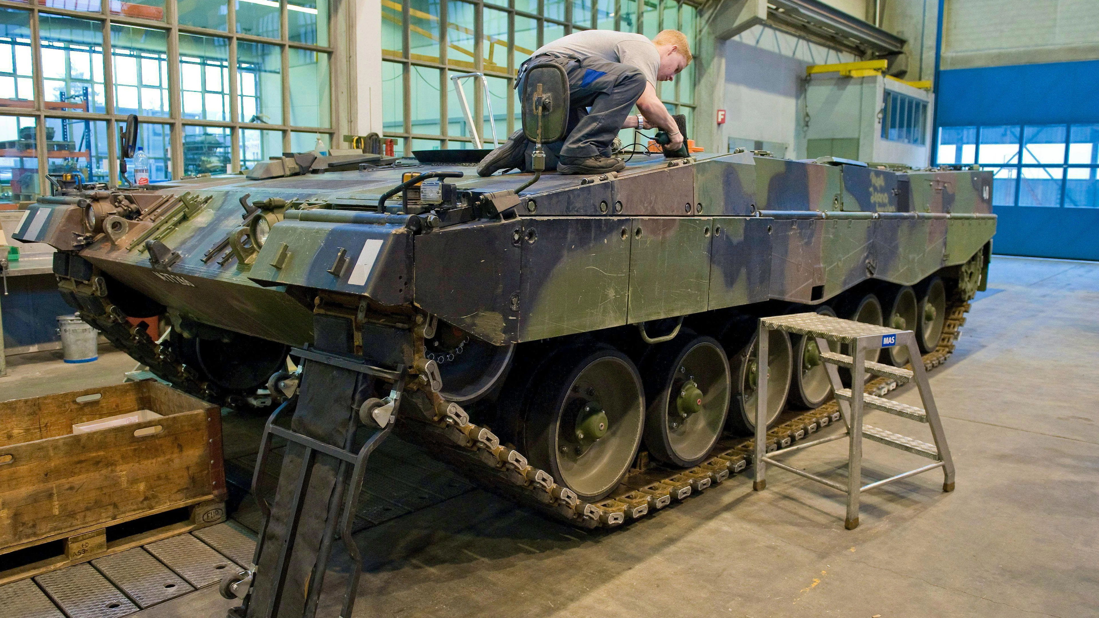Wartung eines Leopard 2 bei der Ruag in Thun.