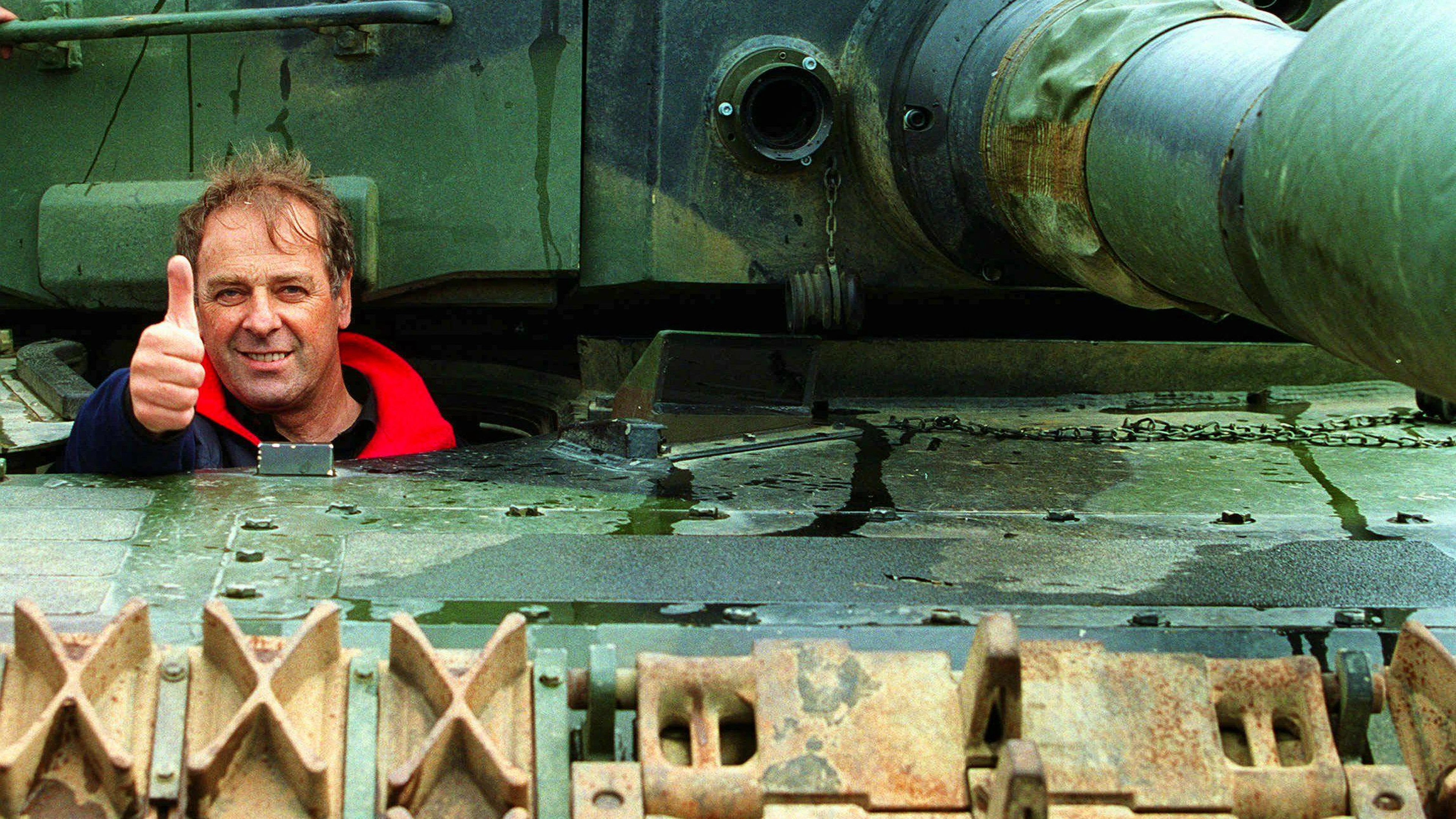 Daumen hoch: Adolf Ogi im Juni 1997 im Leopard 2 in Othmarsingen AG. Der Bundesrat besuchte die Panzerbrigade 4 anlässlich des Manövers «Feuertaufe».